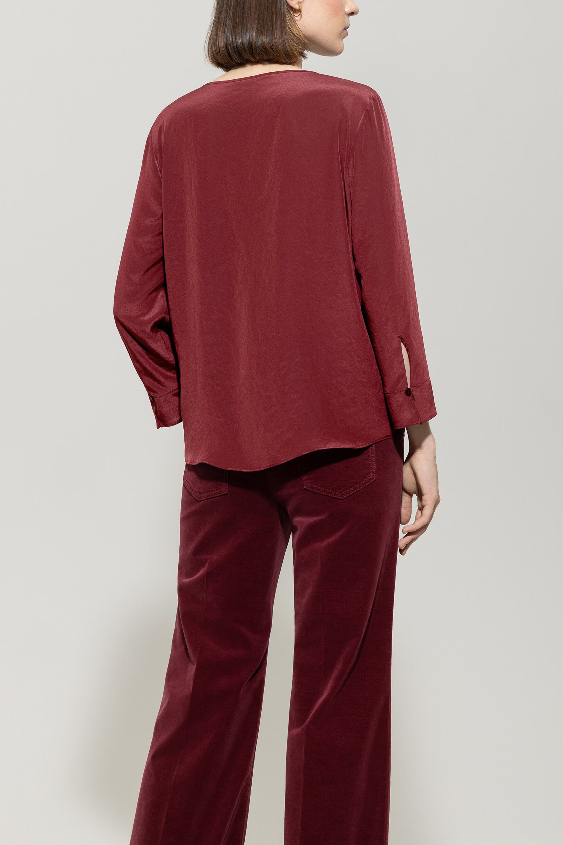 Fließendes Blusenshirt - berry red - Standard | Model Rück