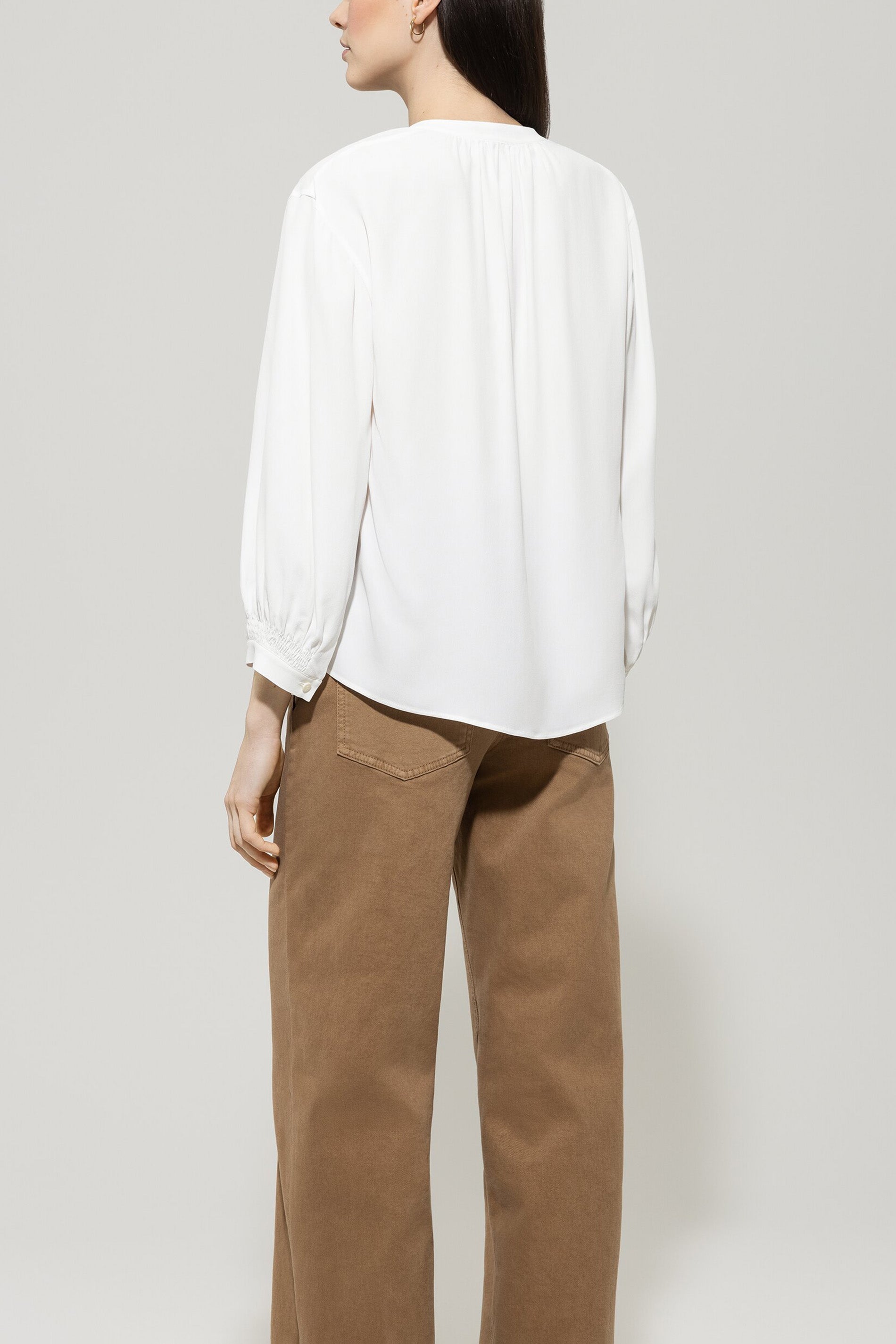 Tunika-Bluse aus Seiden-Mix - off white - Standard | Model Rück