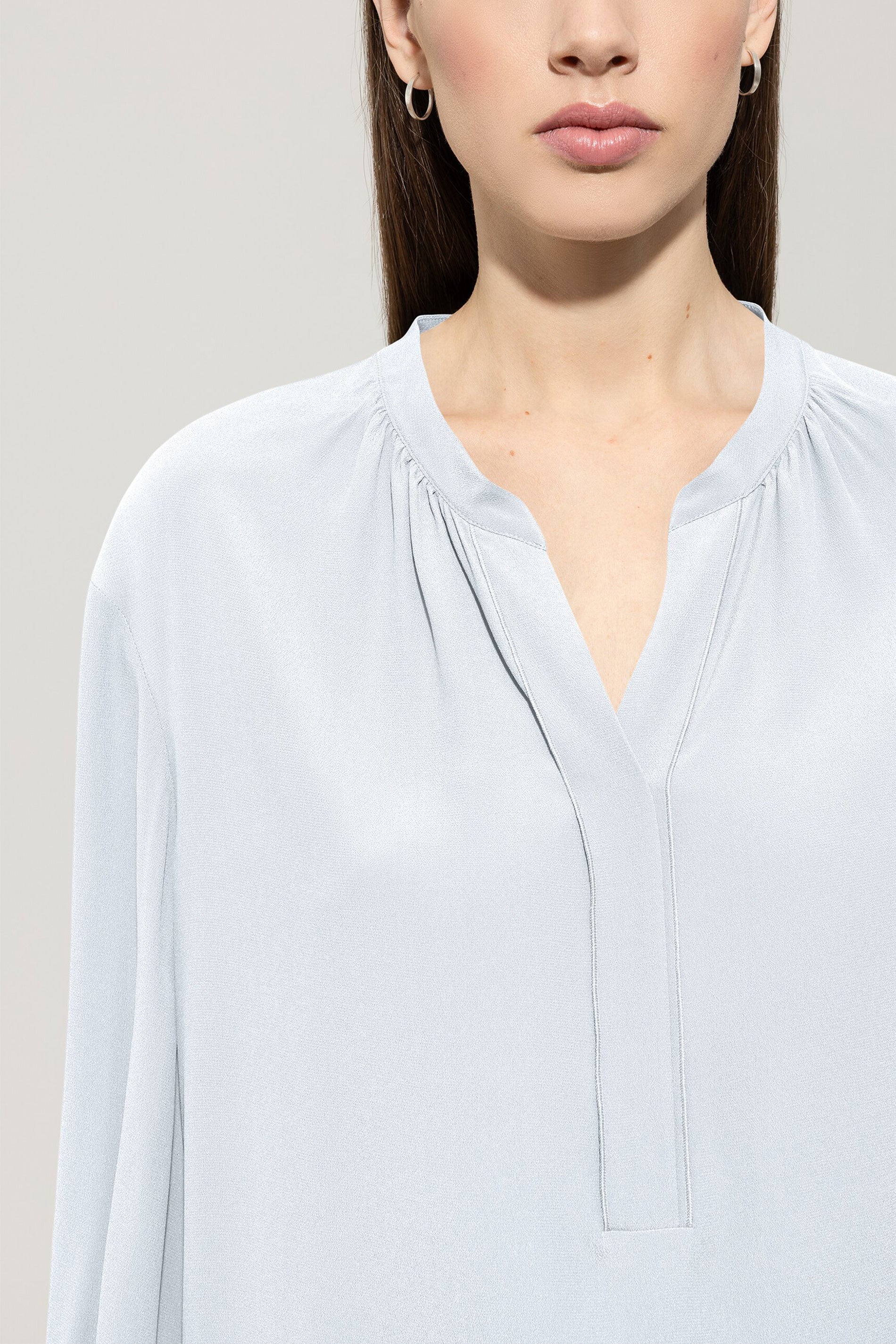 Tunika-Bluse aus Seiden-Mix - light blue - Standard | Model Detail
