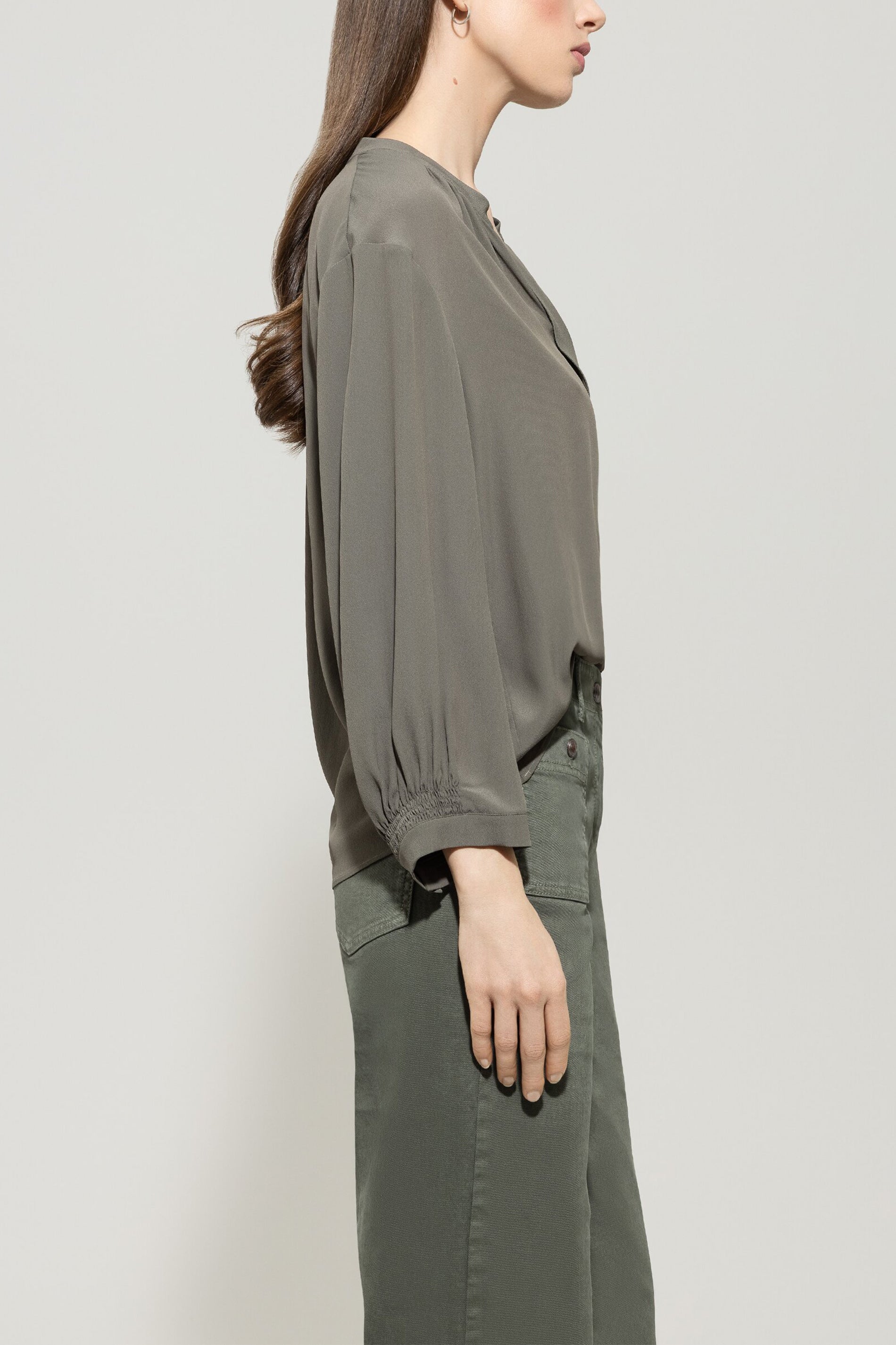 Tunika-Bluse aus Seiden-Mix - cool khaki - Standard | Model Seite