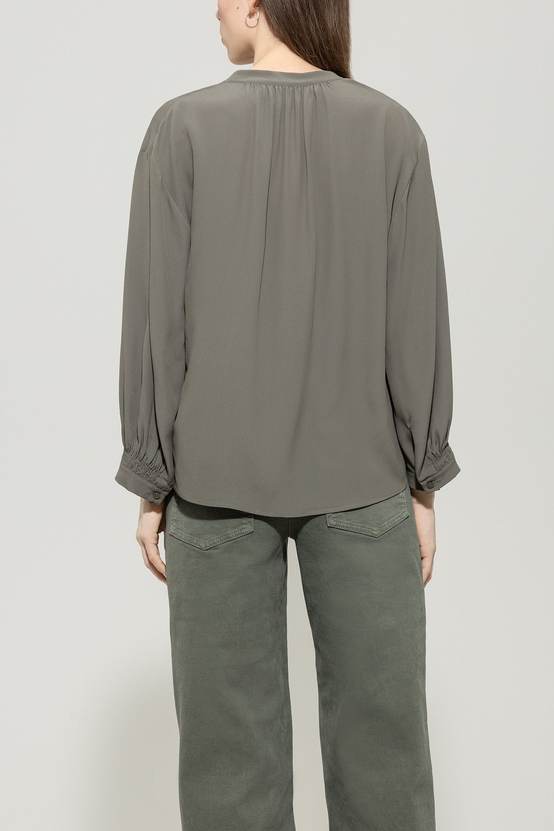 Tunika-Bluse aus Seiden-Mix - cool khaki - Standard | Model Rück