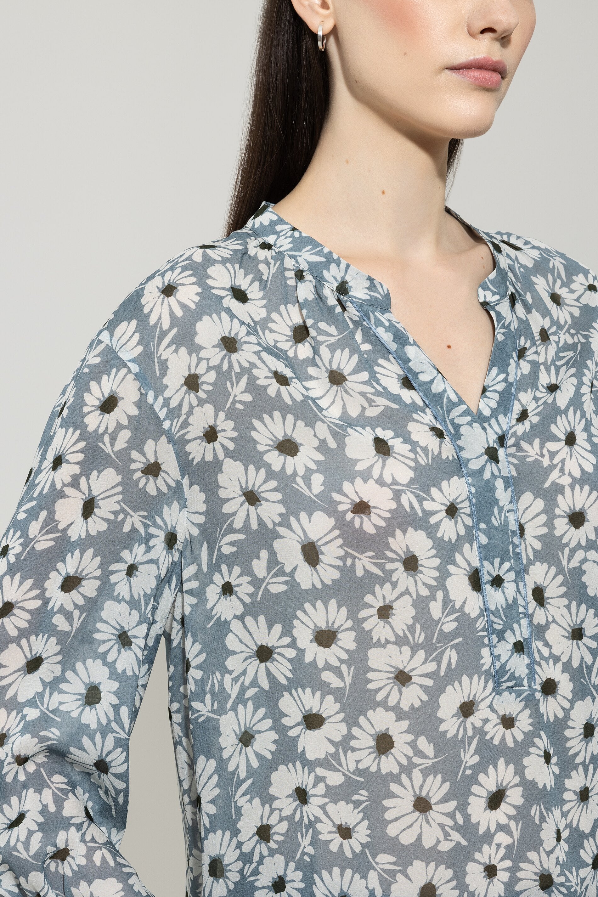 Bluse mit Smart-Flower-Print - multi - Standard | Model Detail