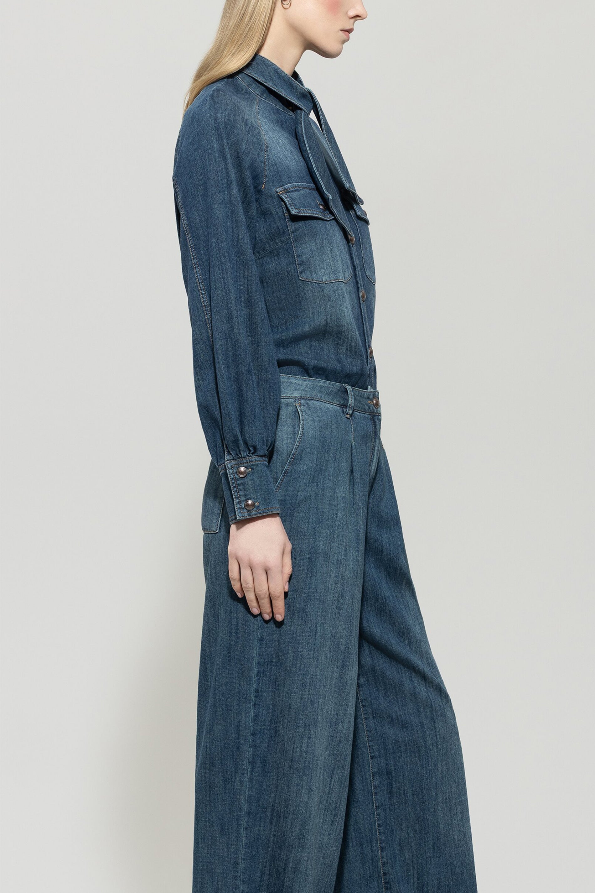 Denim-Bluse mit Schluppe - denim blue - Standard | Model Seite