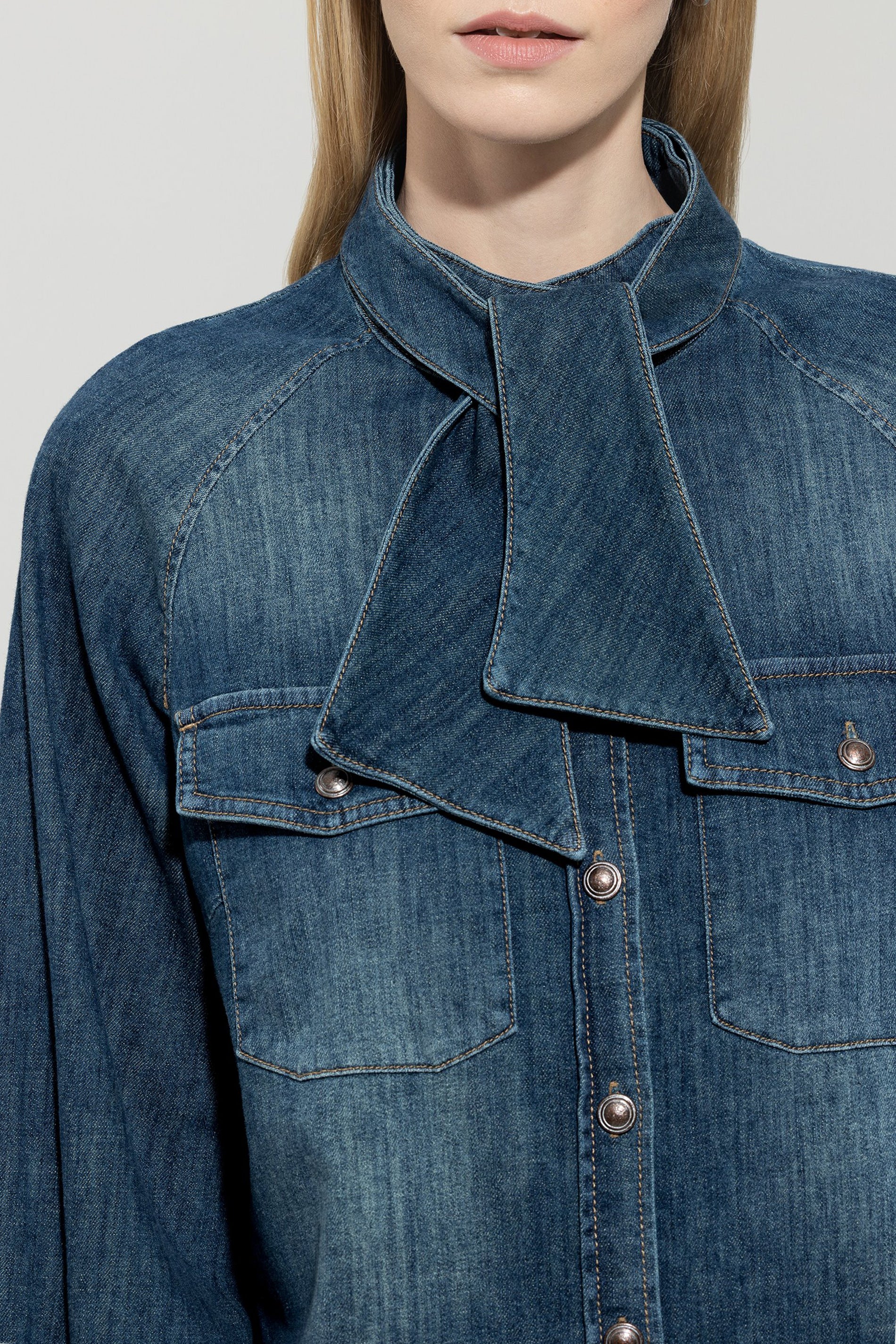 Denim-Bluse mit Schluppe - denim blue - Standard | Model Detail
