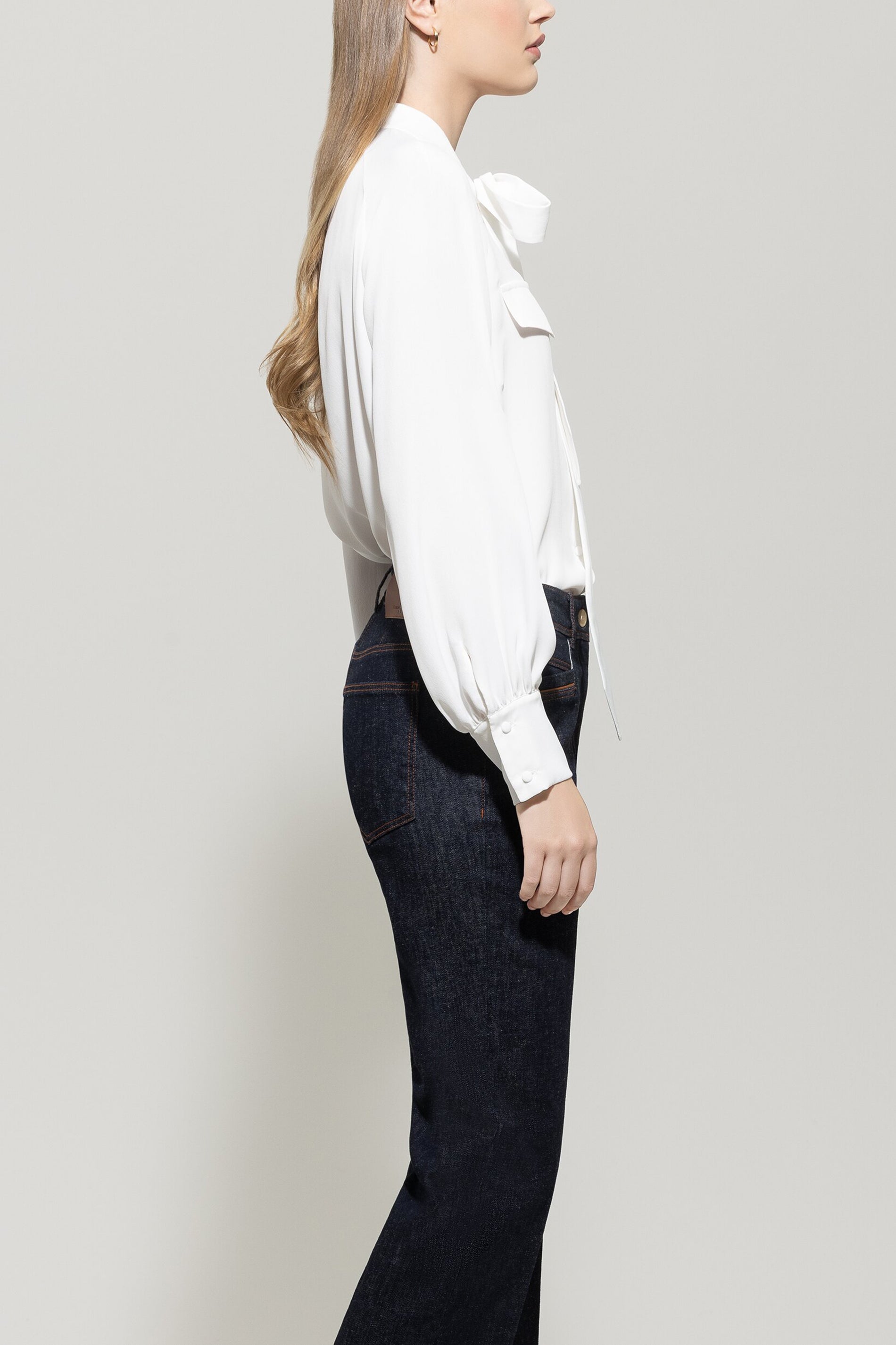 Schluppenbluse aus Seiden-Mix - off white - Standard | Model Seite