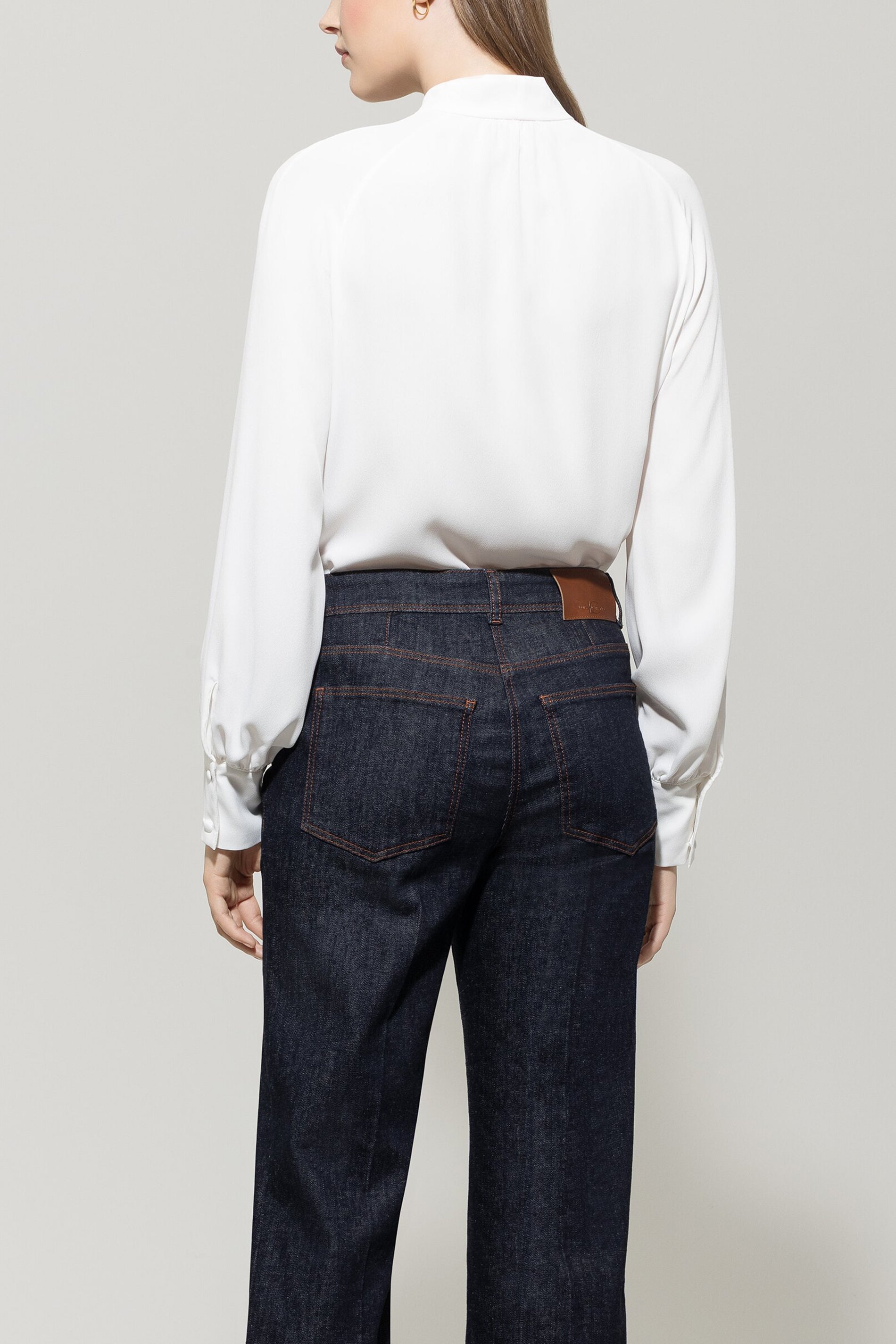 Schluppenbluse aus Seiden-Mix - off white - Standard | Model Rück