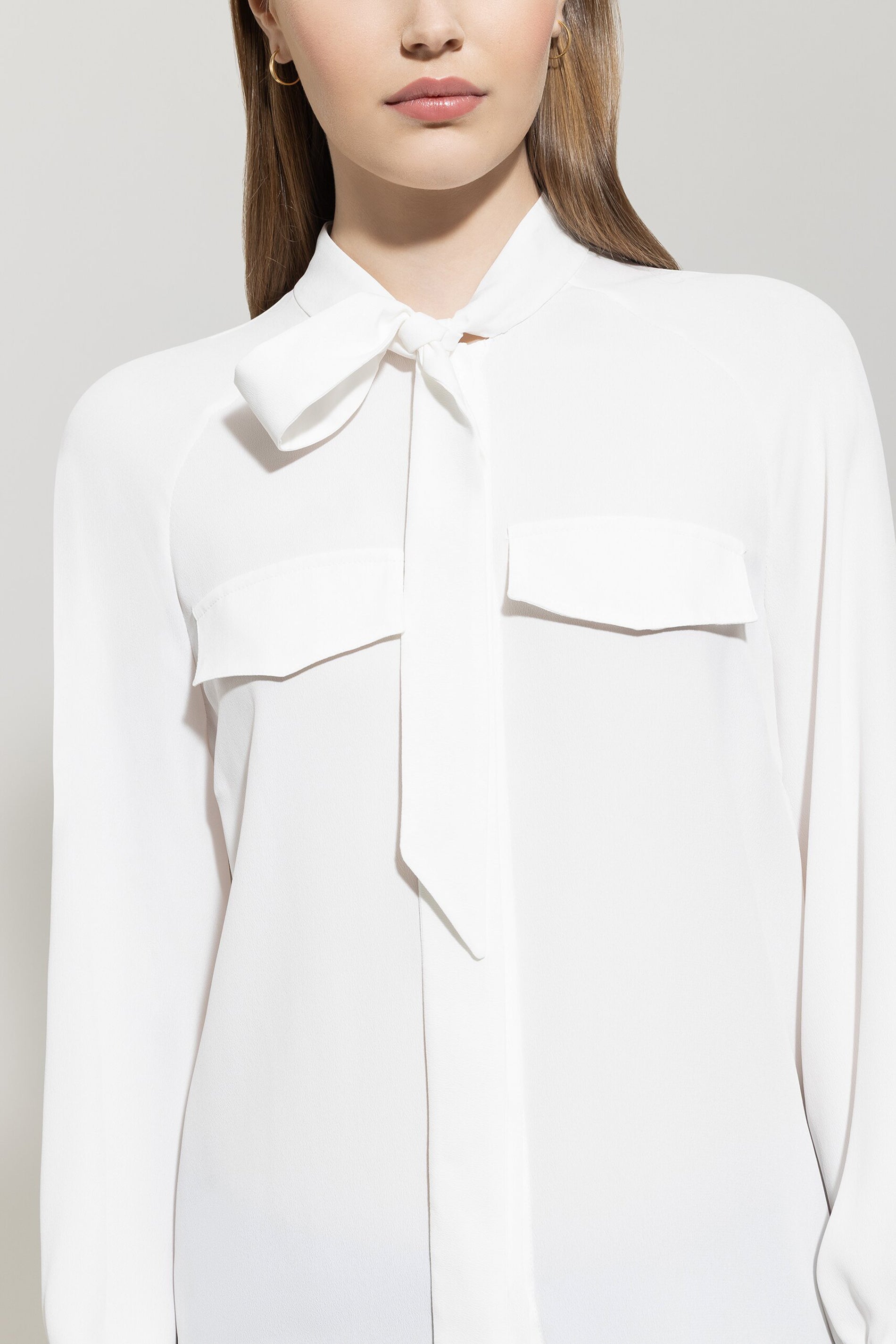 Schluppenbluse aus Seiden-Mix - off white - Standard | Model Detail