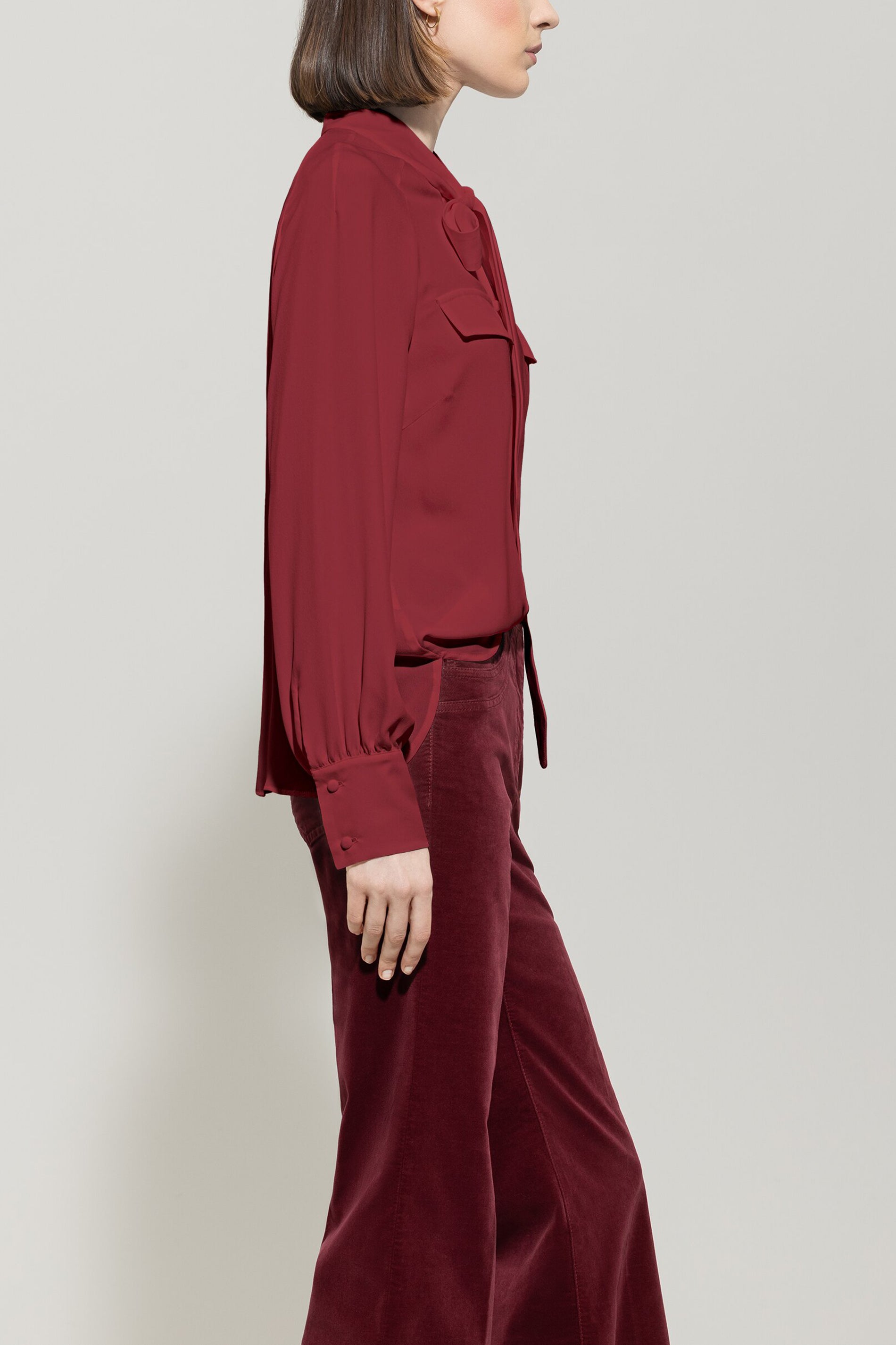 Schluppenbluse aus Seiden-Mix - berry red - Standard | Model Seite