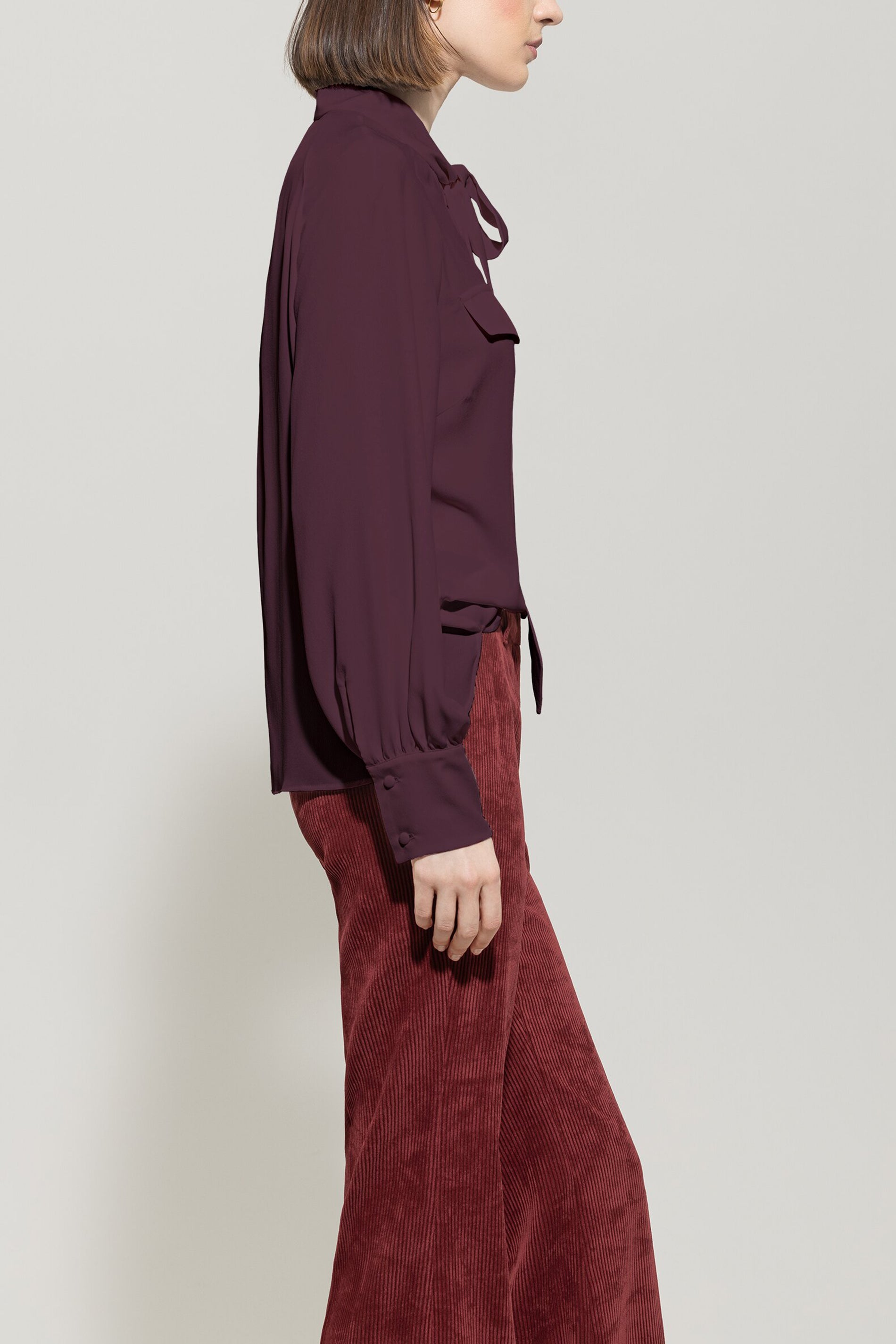 Schluppenbluse aus Seiden-Mix - burgundy - Standard | Model Seite