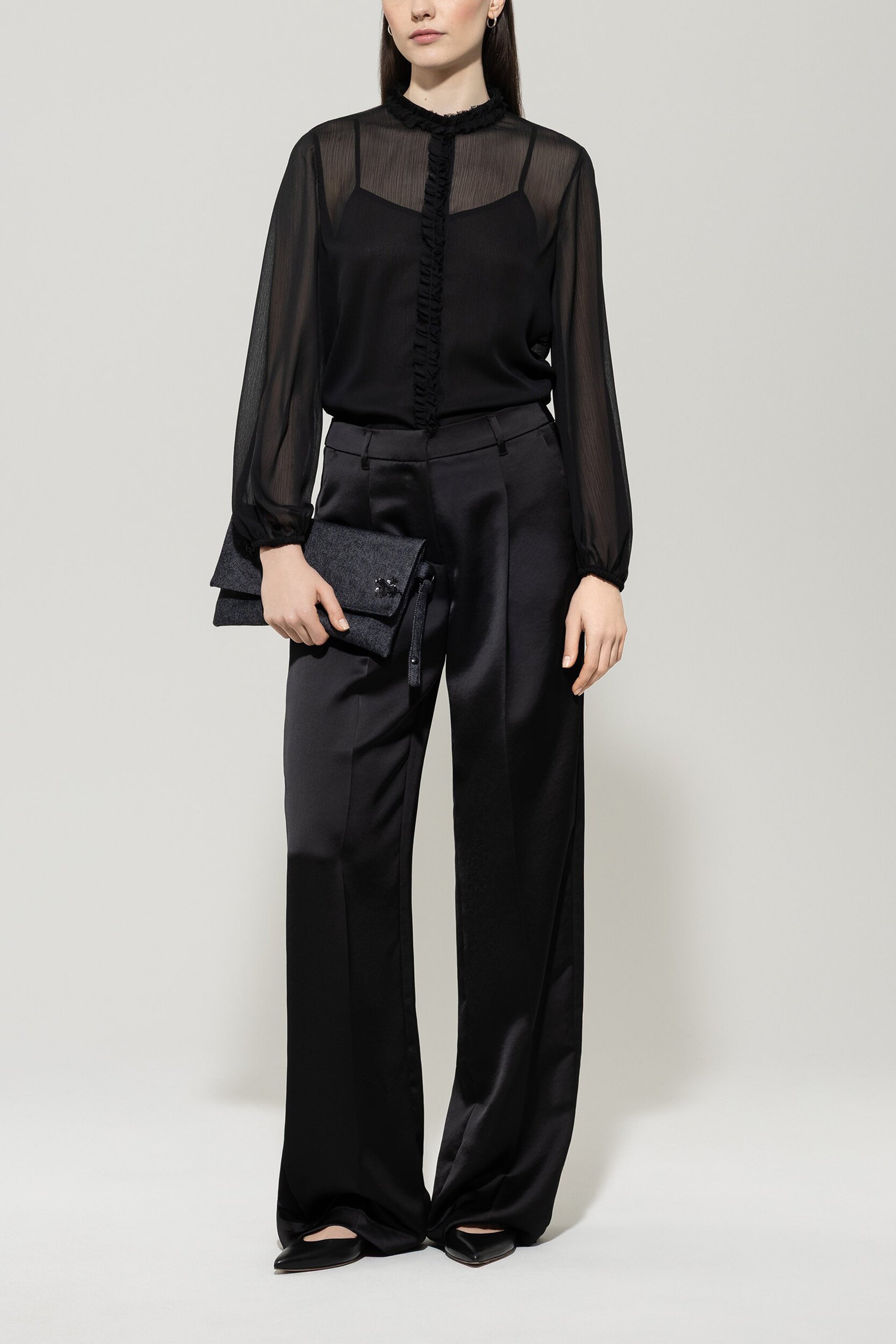 Bluse mit Rüschen-Details - deep black - mit Top | Model Front