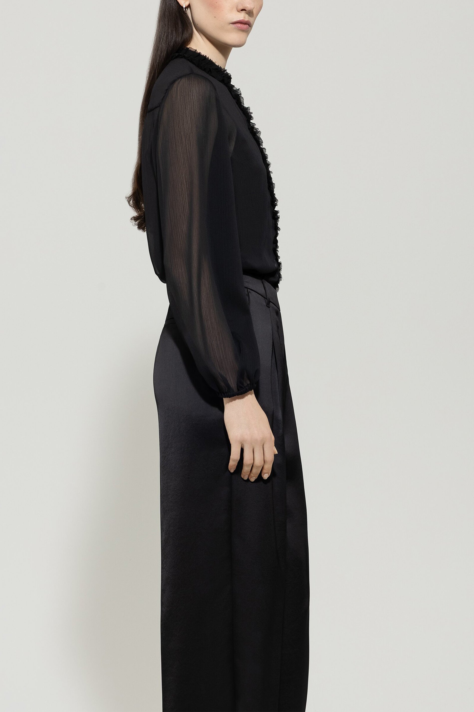 Bluse mit Rüschen-Details - deep black - mit Top | Model Seite