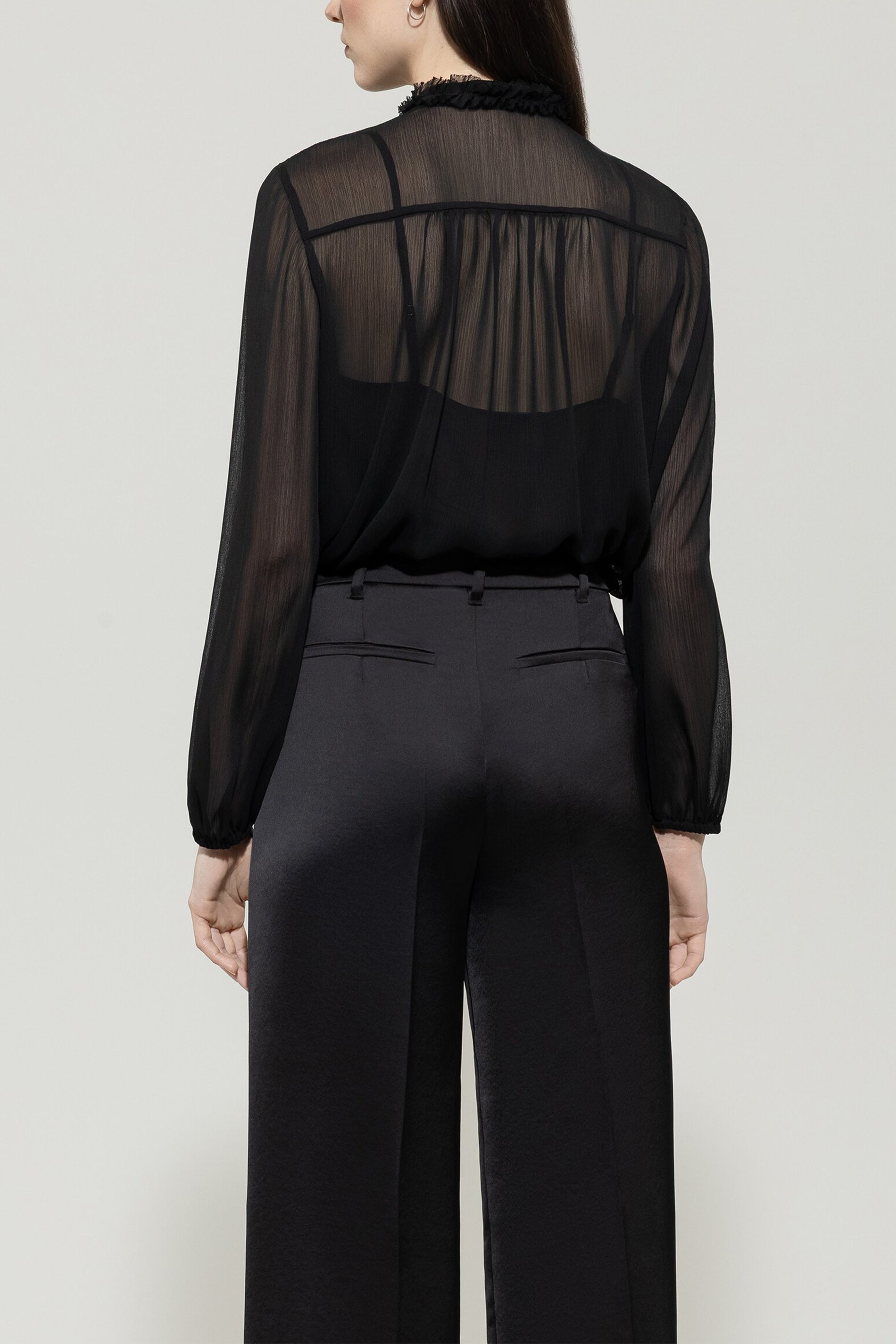 Bluse mit Rüschen-Details - deep black - mit Top | Model Rück