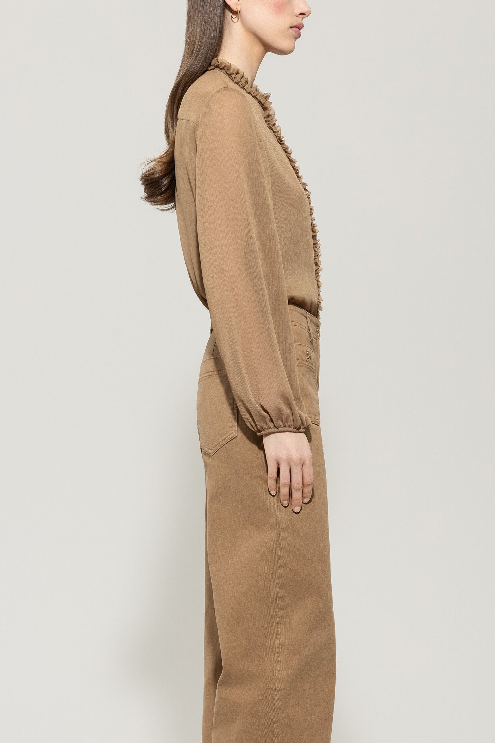 Bluse mit Rüschen-Details - hanf - mit Top | Model Seite