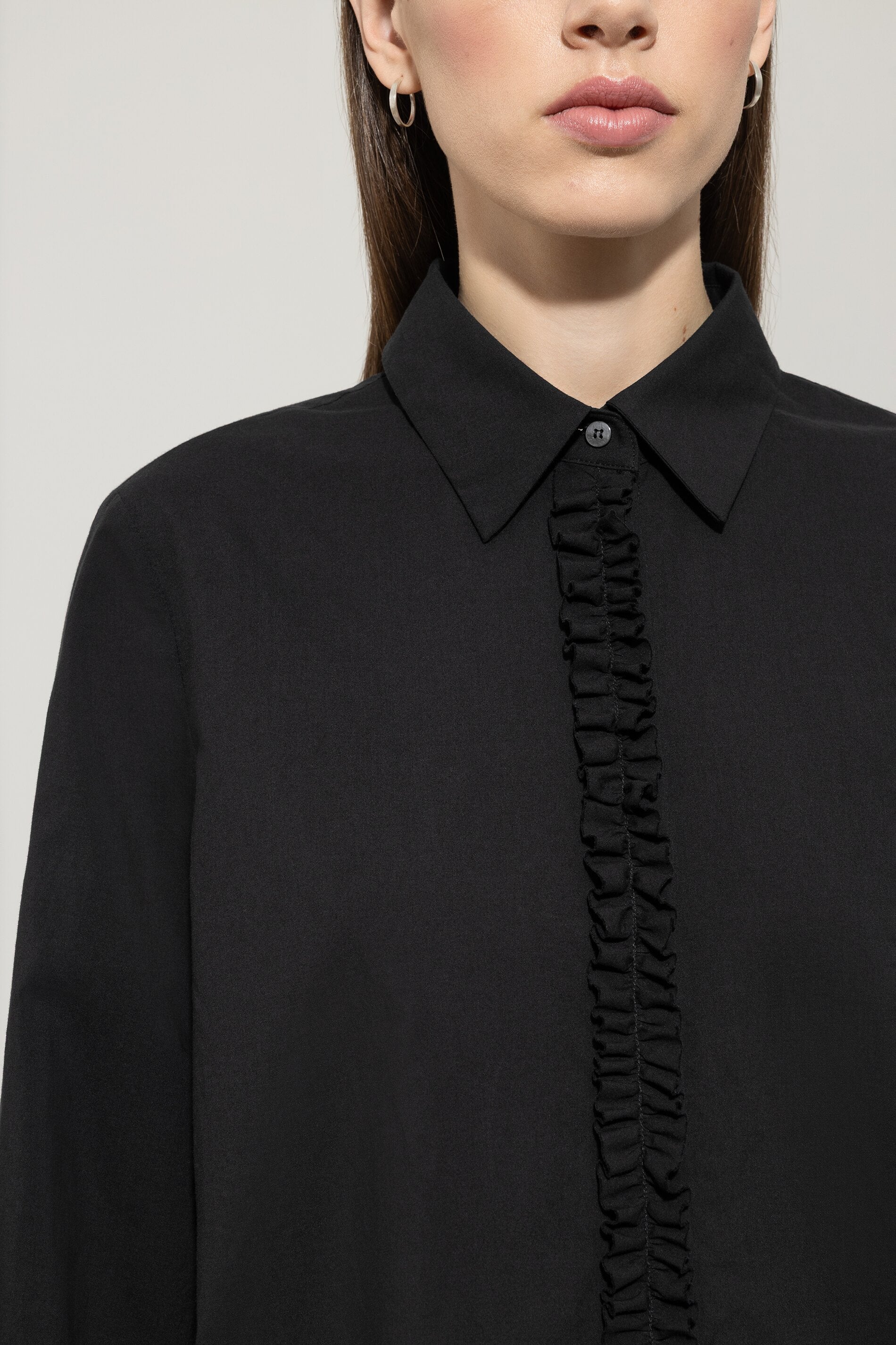 Bluse aus Baumwoll-Voile - deep black - Standard | Model Detail