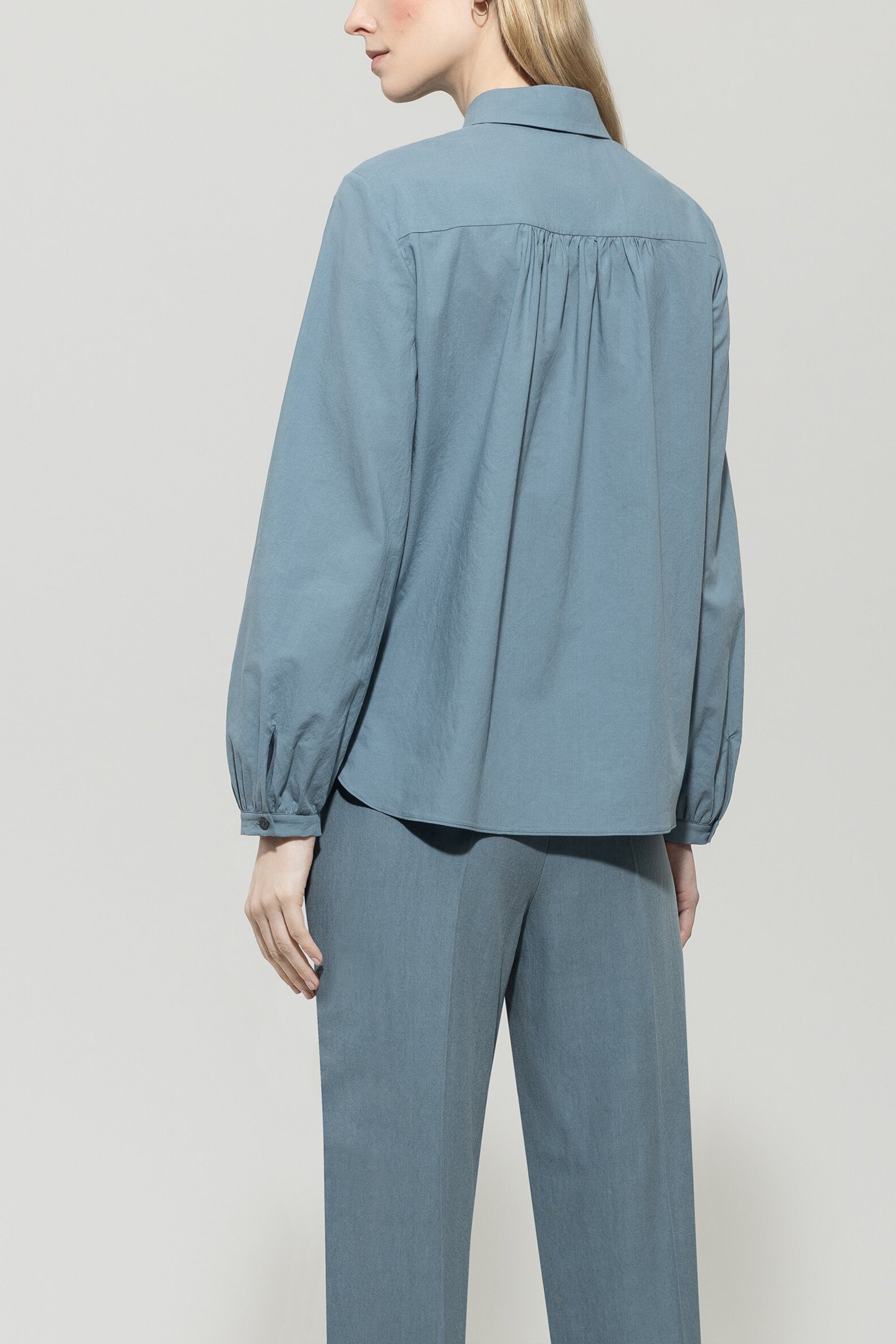 Bluse aus Baumwoll-Voile - greyish blue - Standard | Model Rück