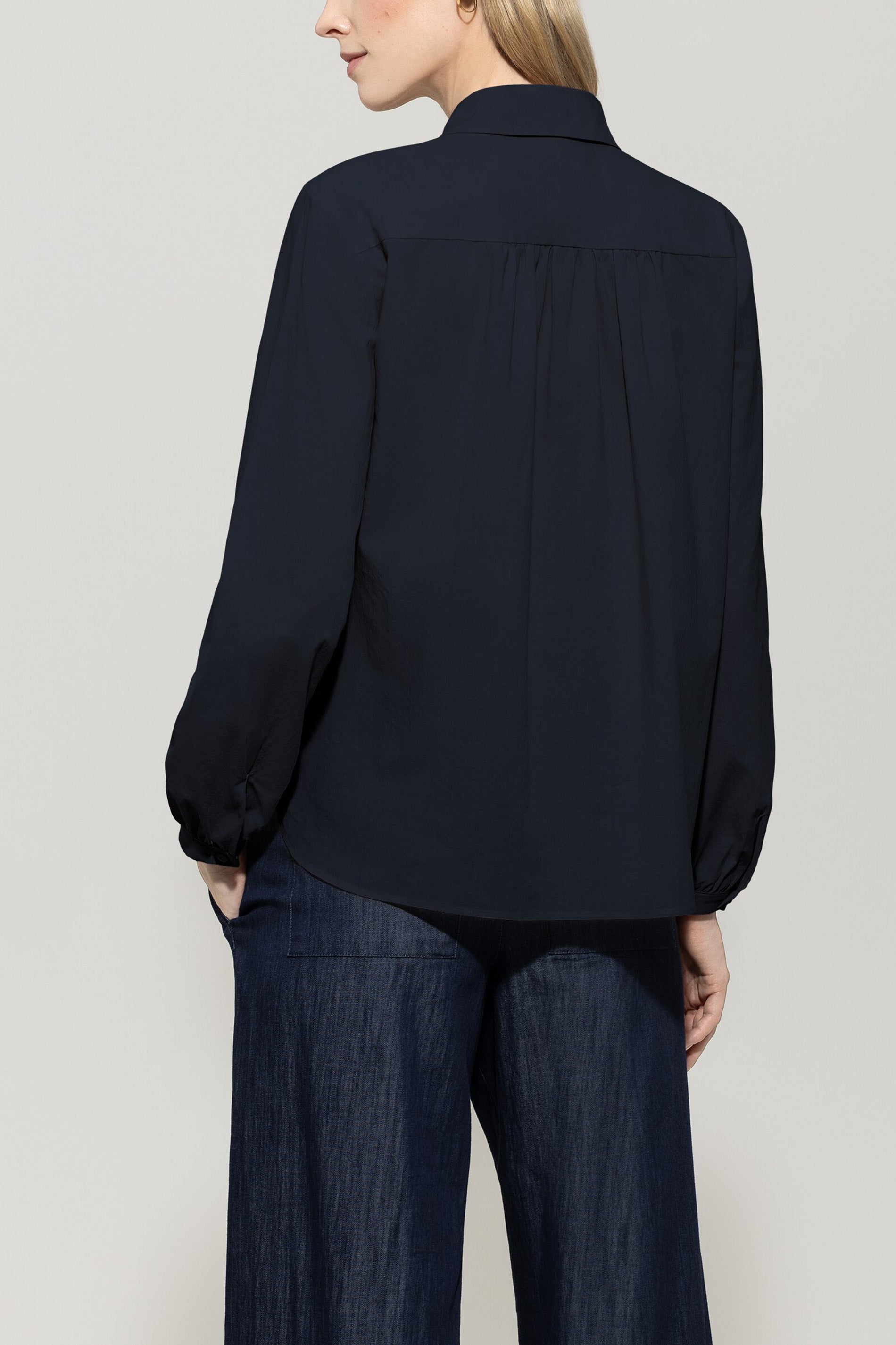 Bluse aus Baumwoll-Voile - dark blue - Standard | Model Rück