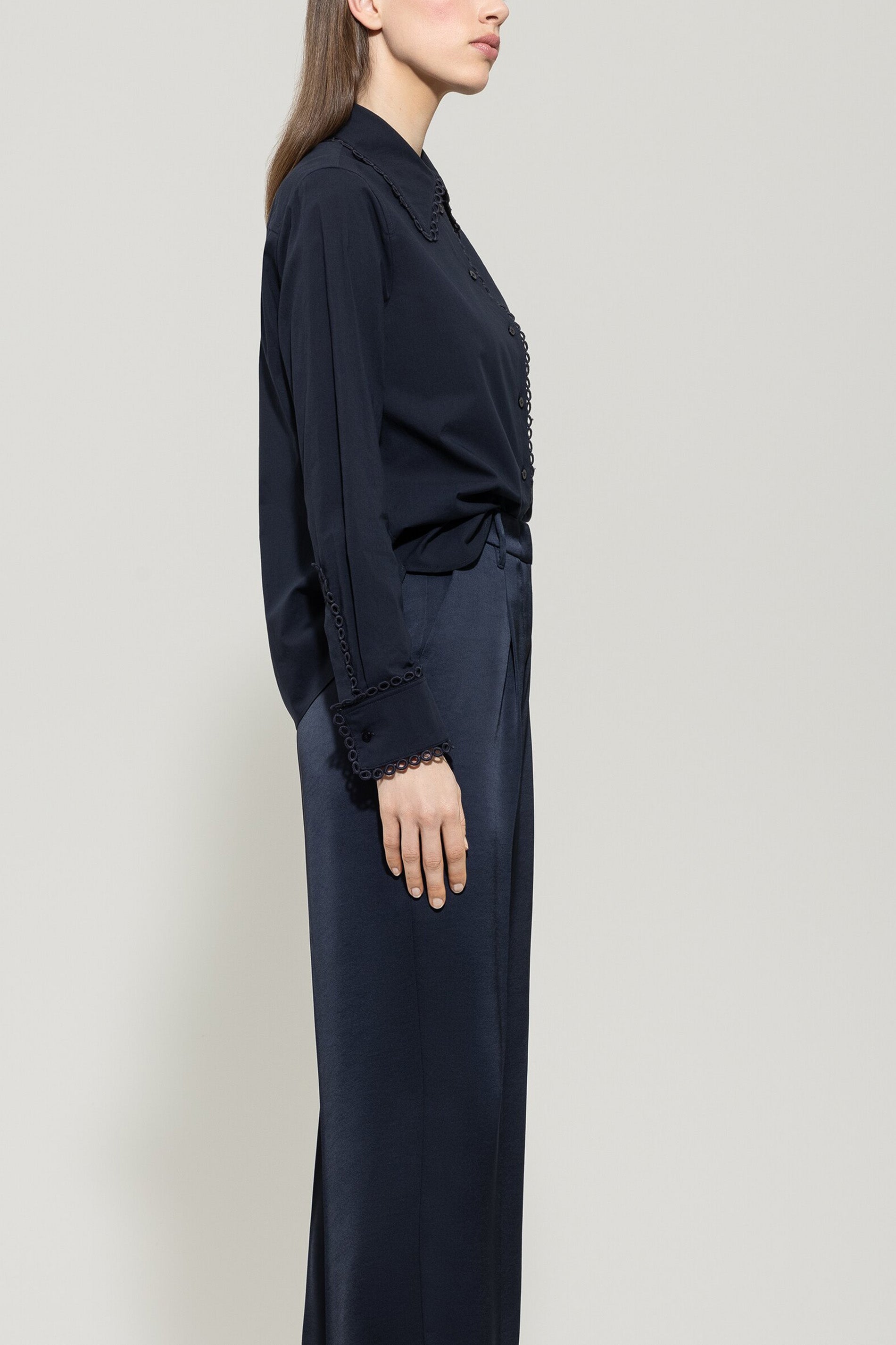 Hemdbluse aus Baumwoll-Voile - dark blue - Standard | Model Seite