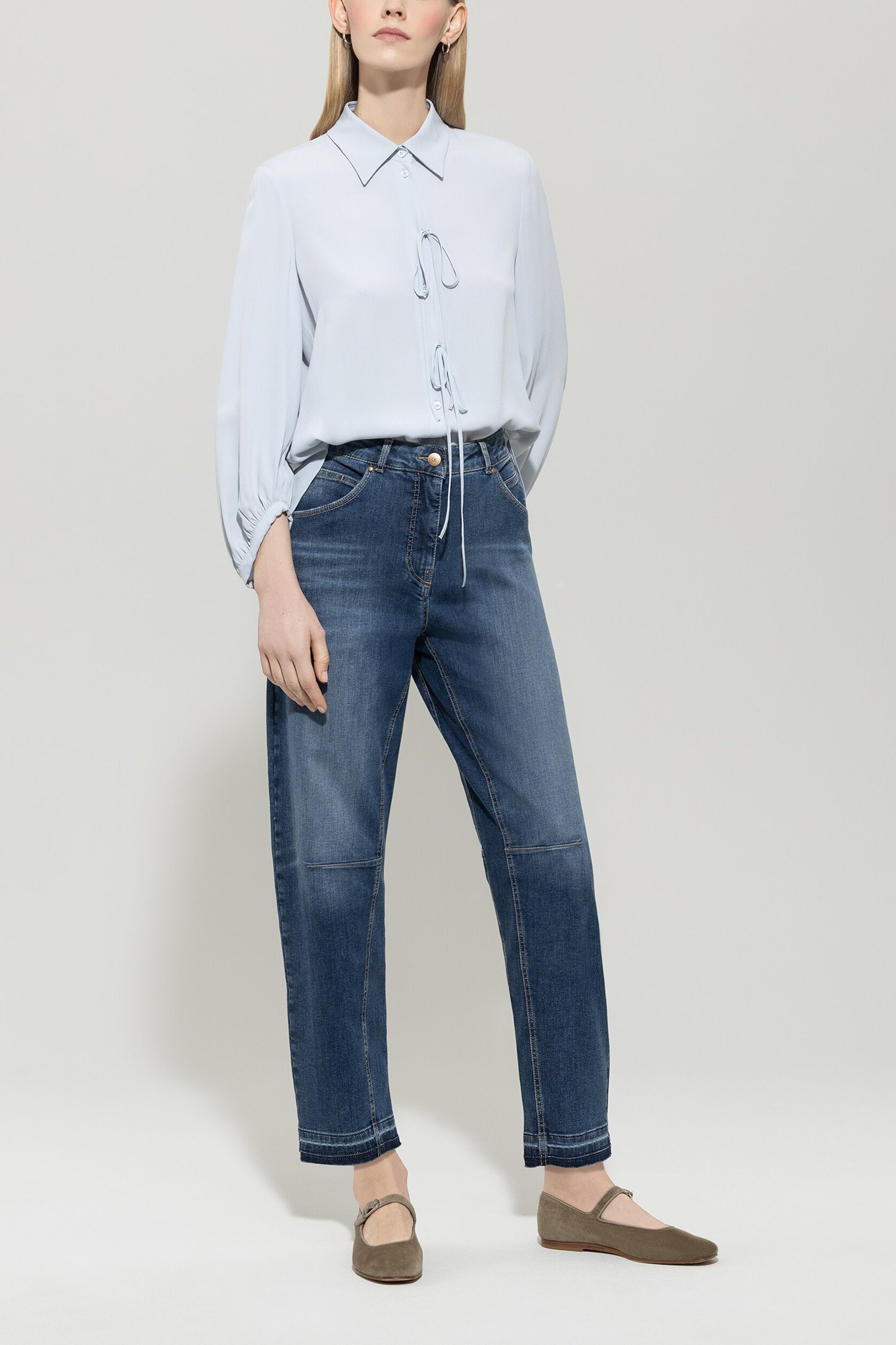 Bluse aus Seiden-Mix - light blue - Standard | Model Front