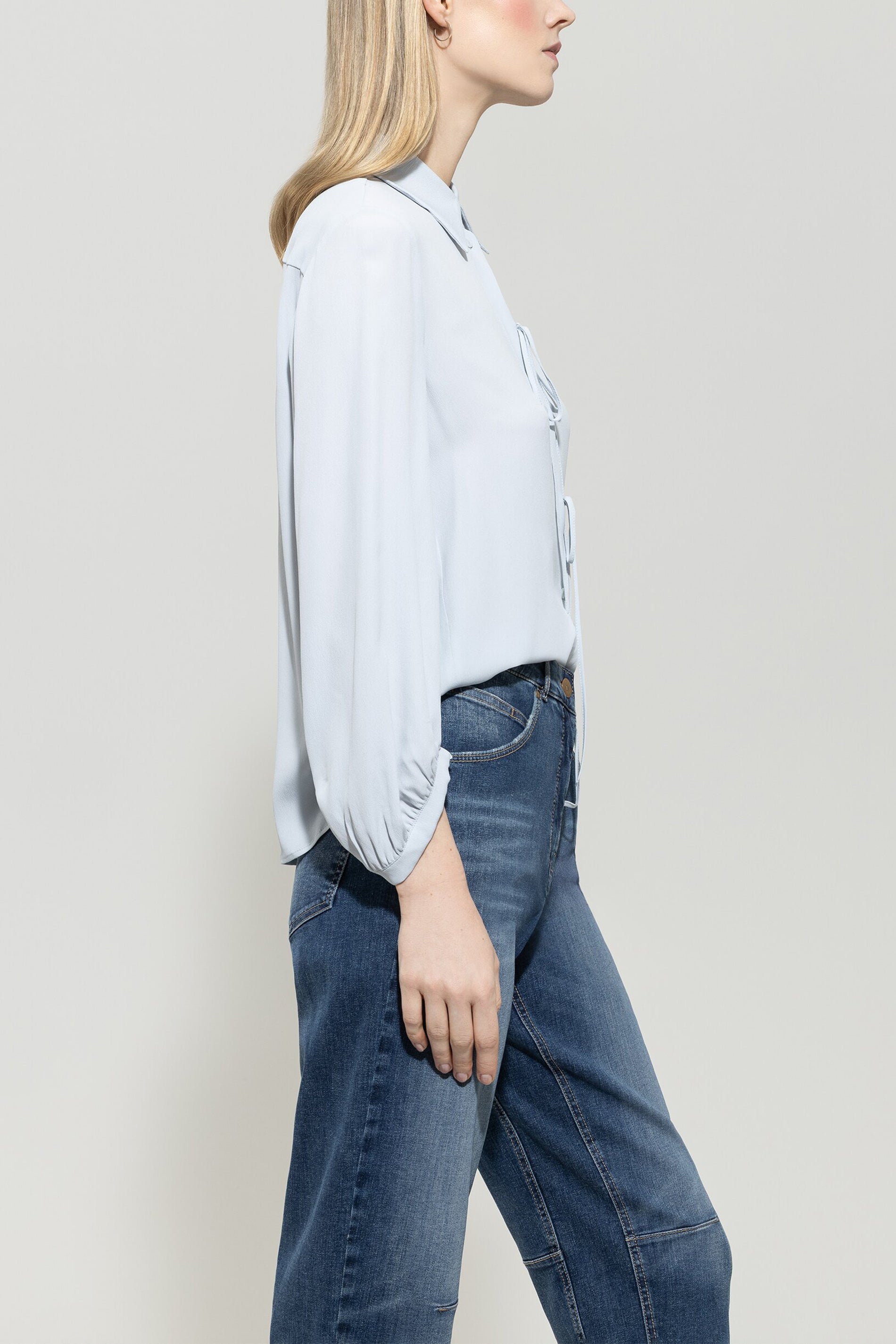 Bluse aus Seiden-Mix - light blue - Standard | Model Seite