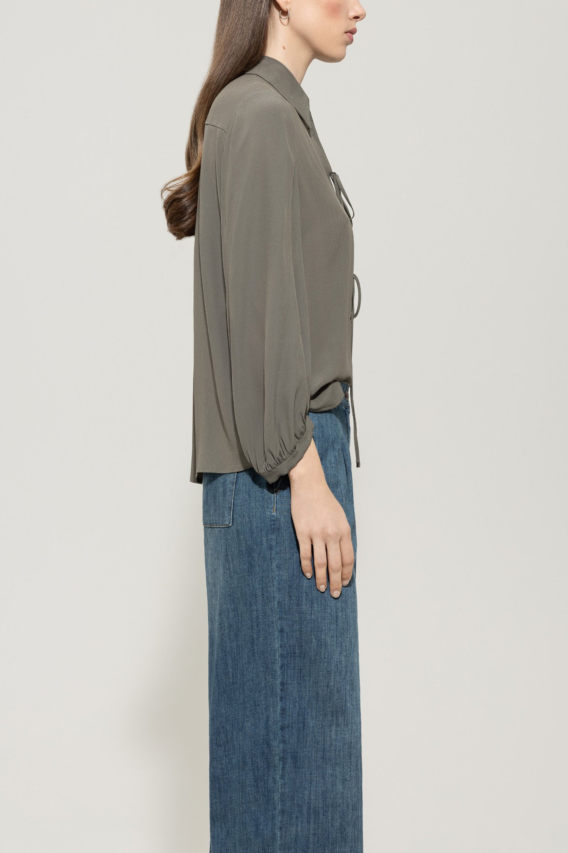 Bluse aus Seiden-Mix - cool khaki - Standard | Model Seite