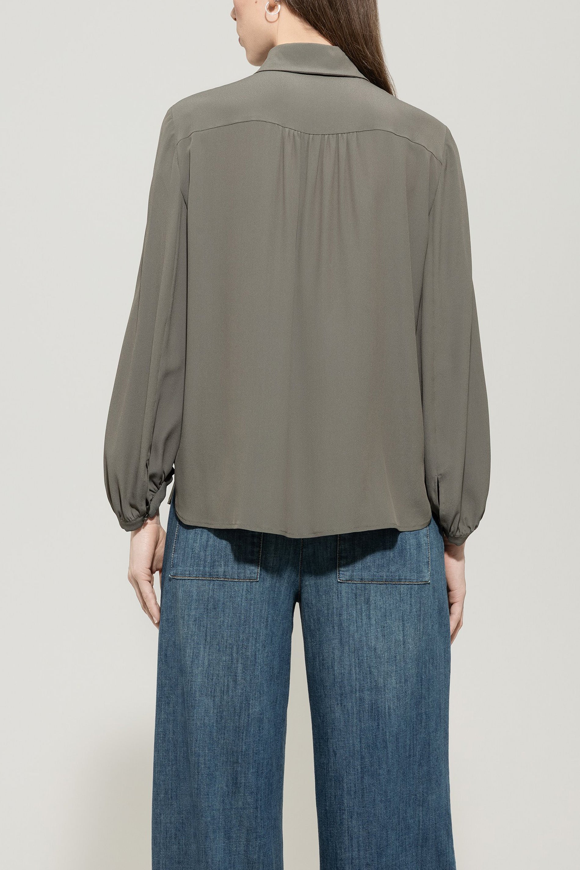 Bluse aus Seiden-Mix - cool khaki - Standard | Model Rück