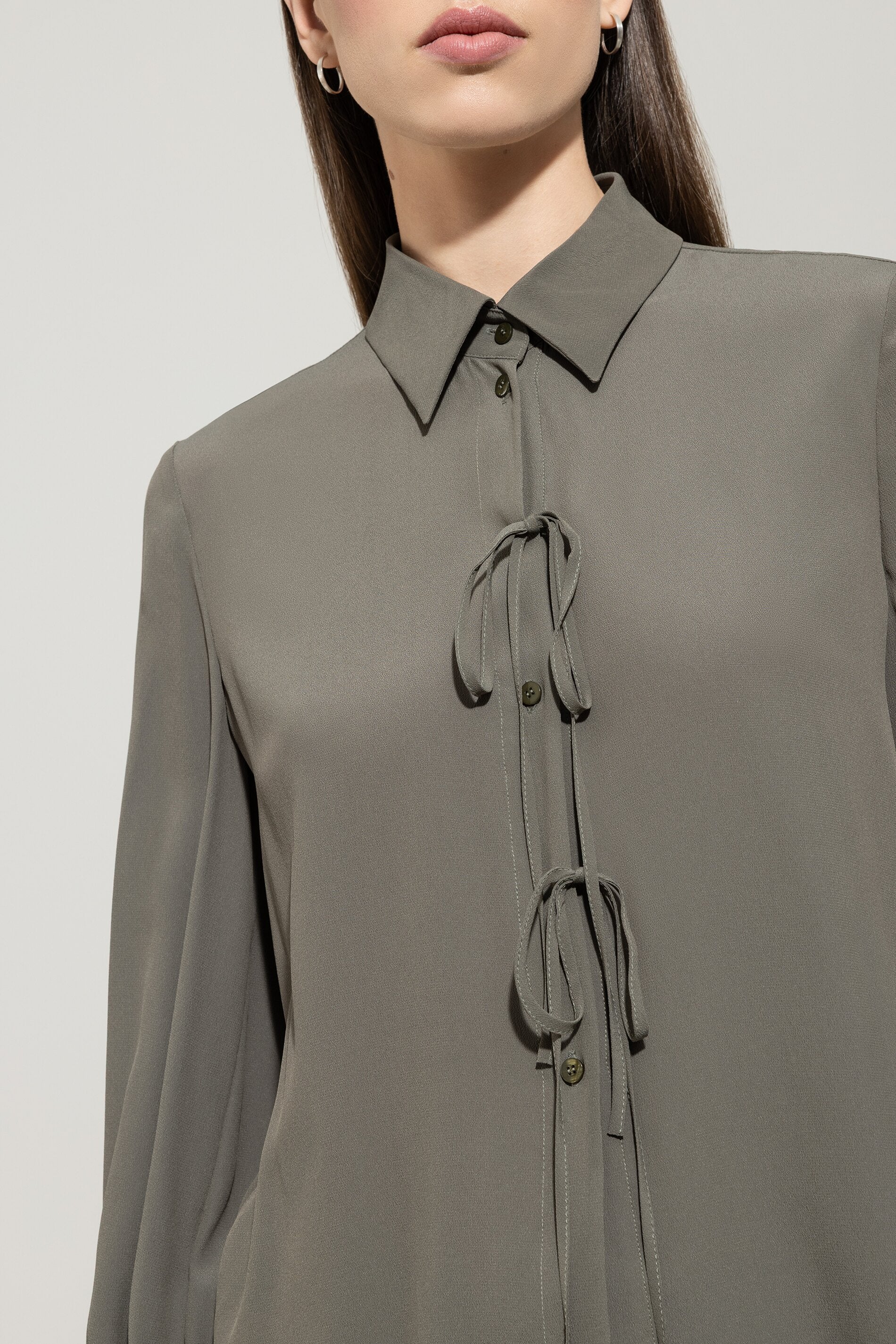 Bluse aus Seiden-Mix - cool khaki - Standard | Model Detail