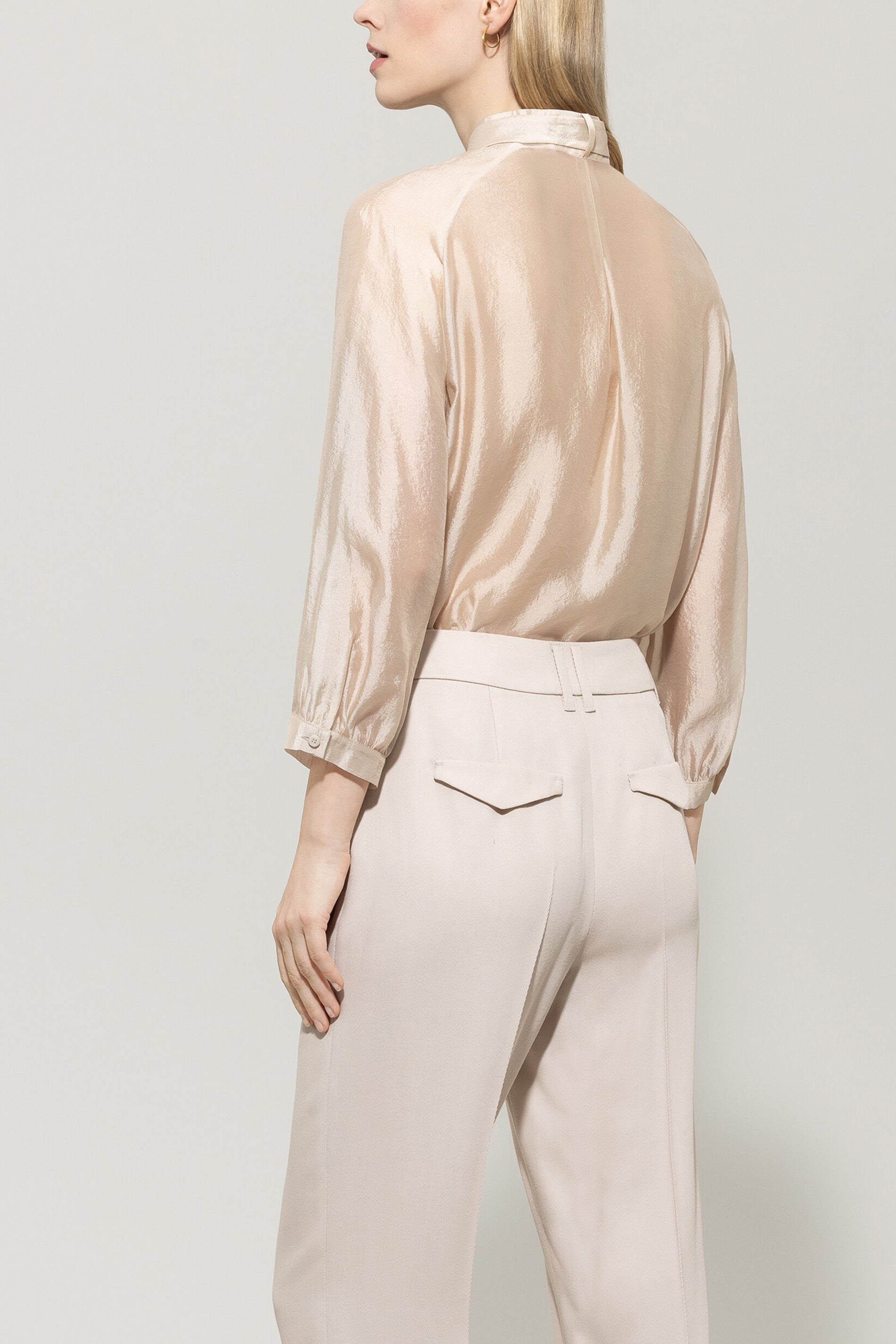 Transparente Schluppenbluse - silky cream - Standard | Model Rück