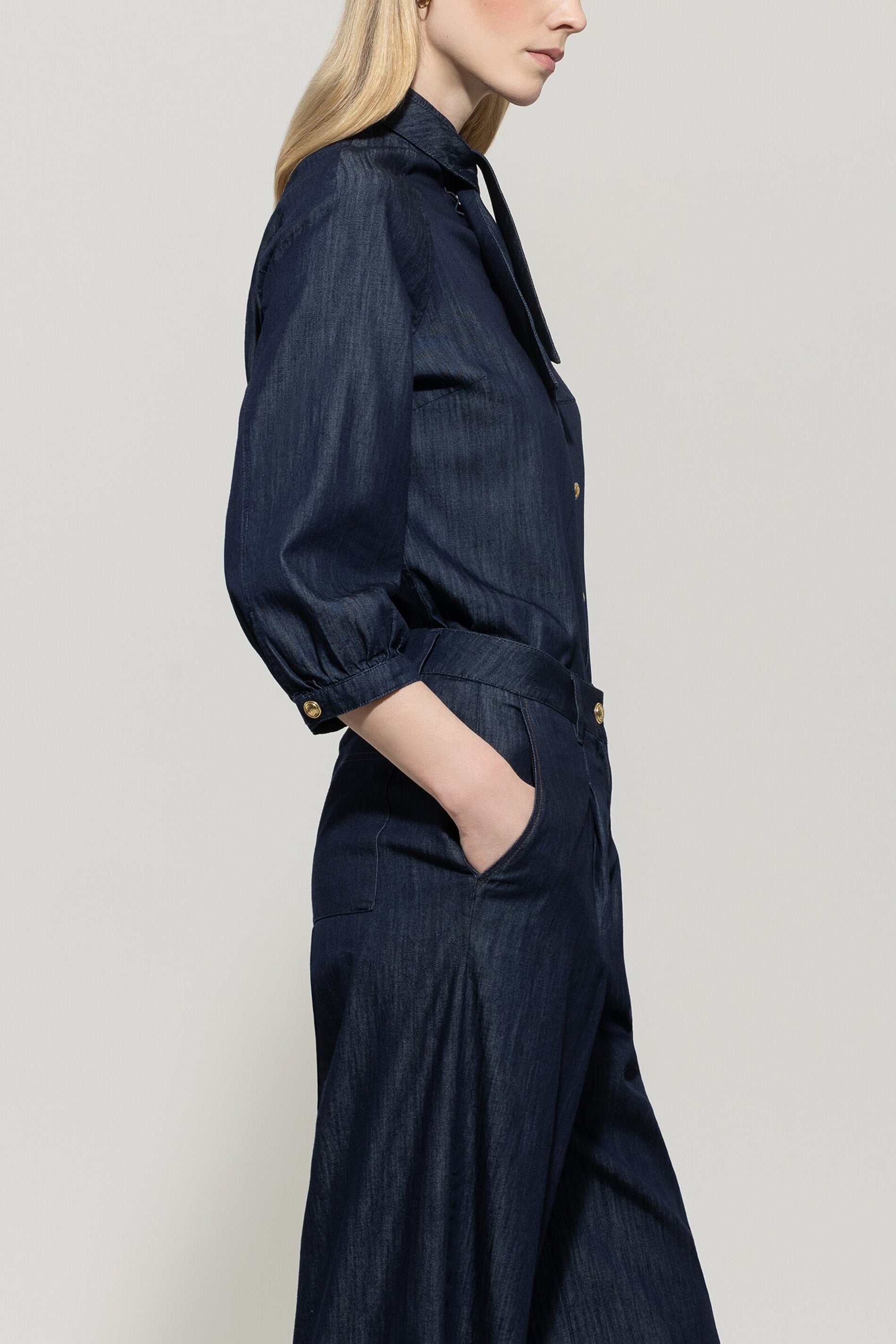 Denim-Bluse mit Schluppe - denim blue - Standard | Model Seite