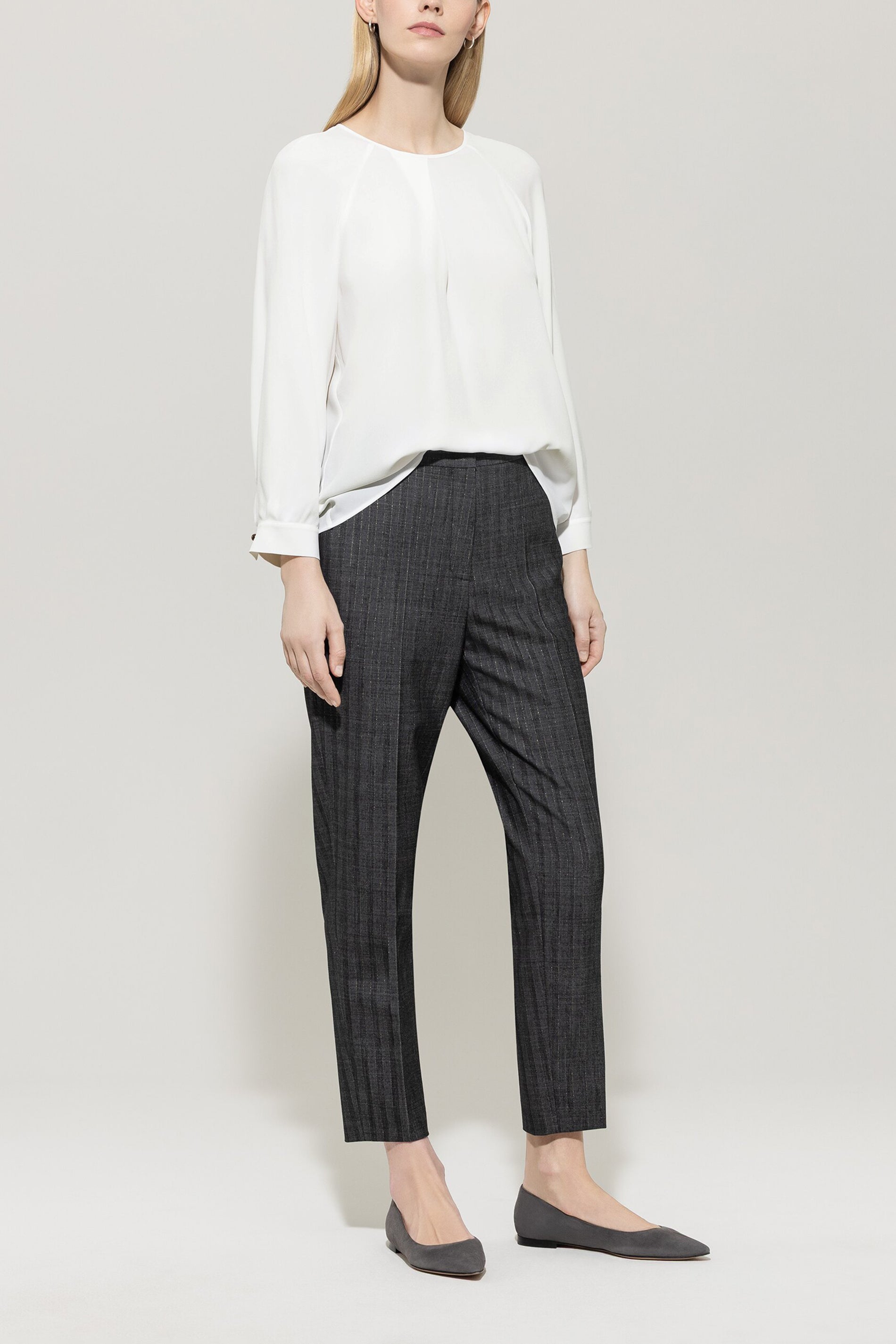 Blusenshirt aus Seiden-Mix - off white - Standard | Model Front