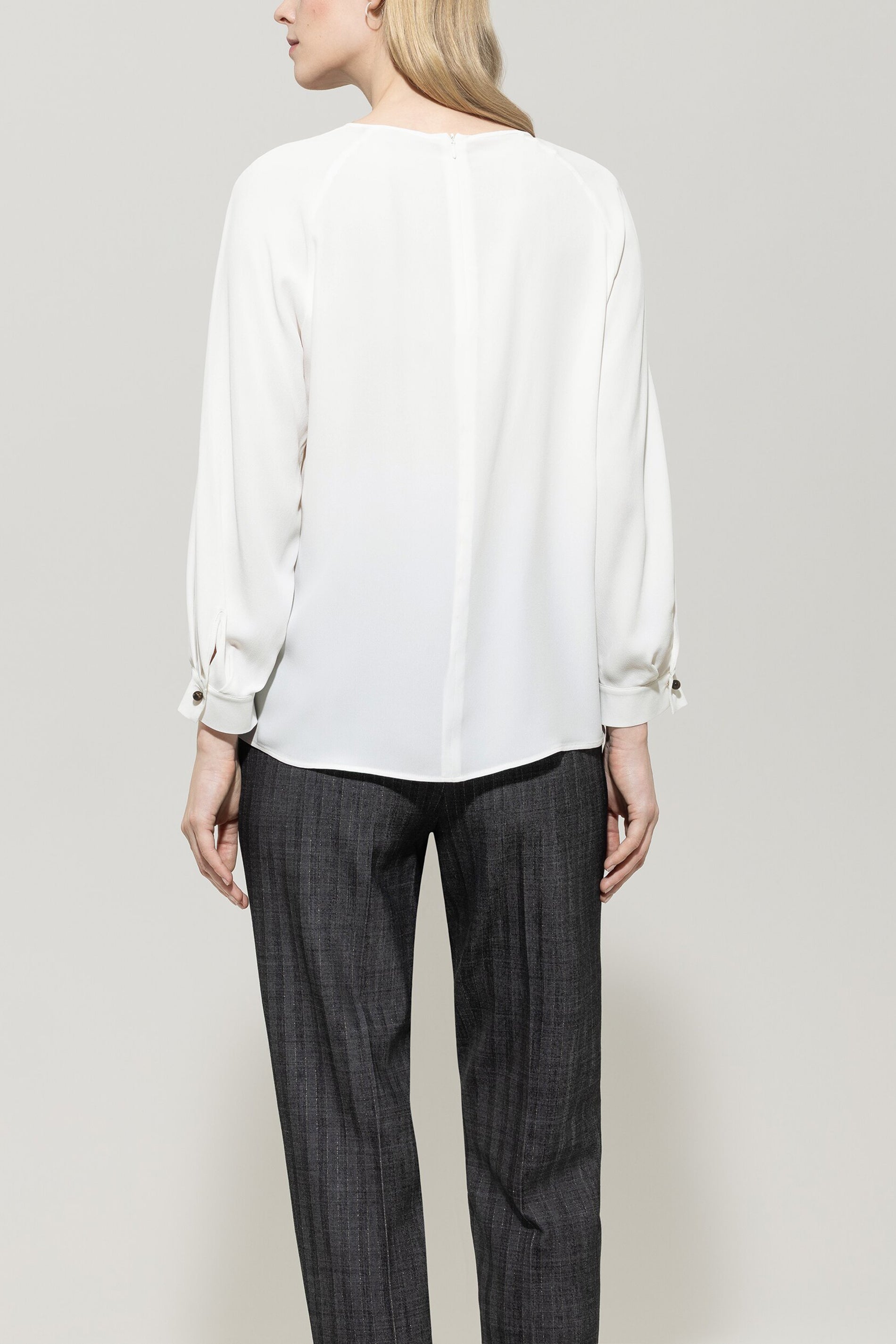 Blusenshirt aus Seiden-Mix - off white - Standard | Model Rück