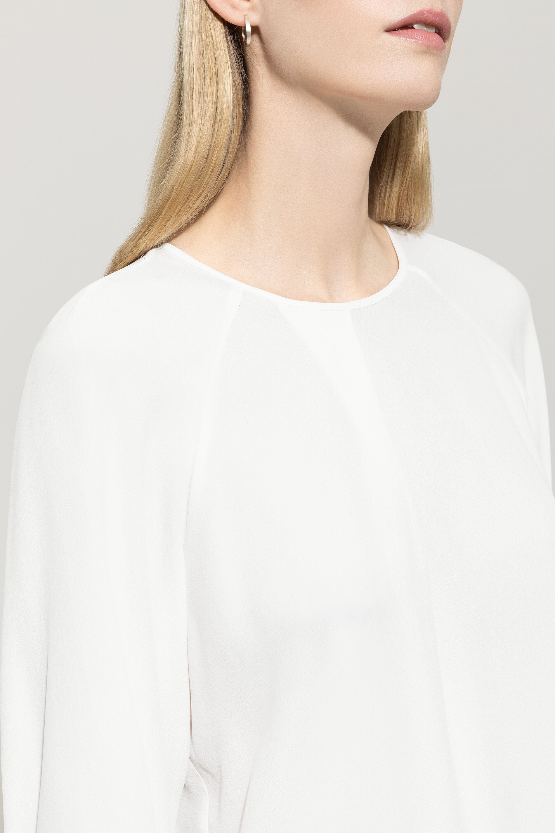 Blusenshirt aus Seiden-Mix - off white - Standard | Model Detail