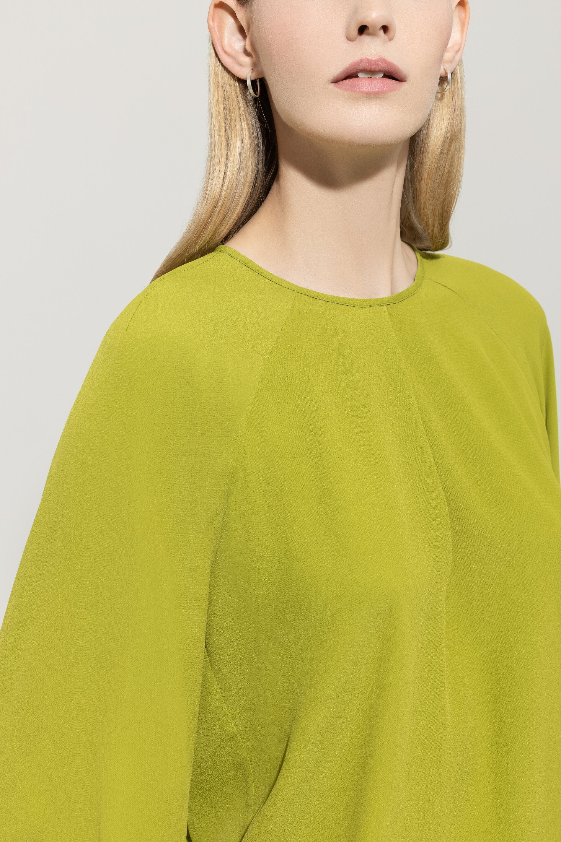 Blusenshirt aus Seiden-Mix - acid green - Standard | Model Detail