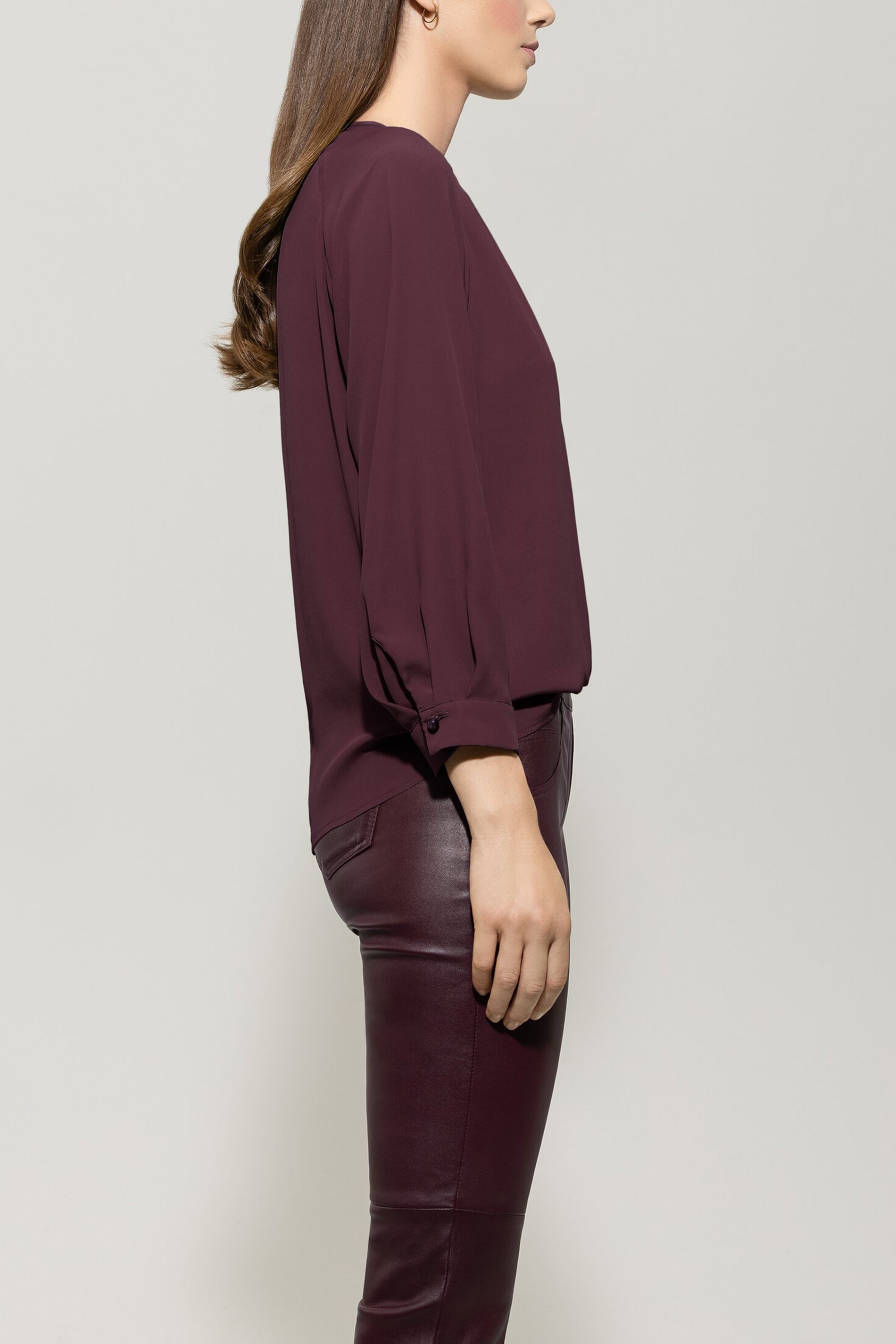 Blusenshirt aus Seiden-Mix - burgundy - Standard | Model Seite