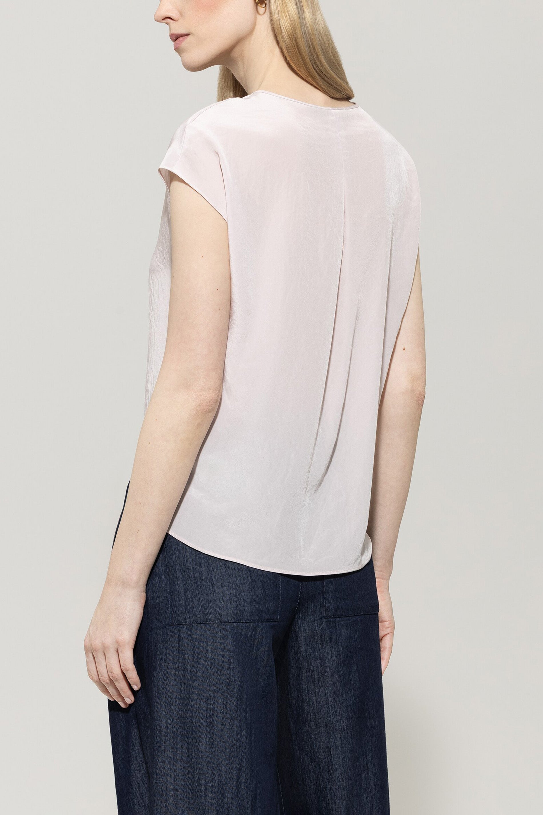 Fließendes Blusentop - creamy powder - Standard | Model Rück