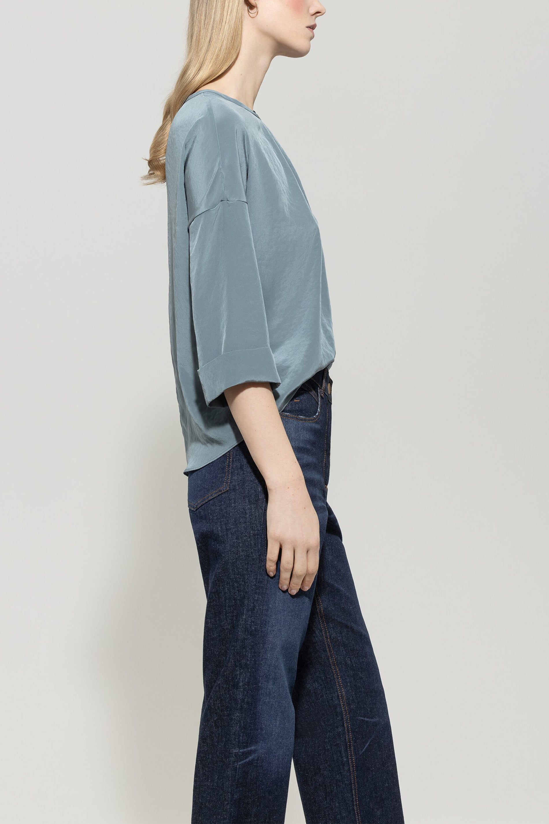 Fließendes Blusenshirt - greyish blue - Standard | Model Seite