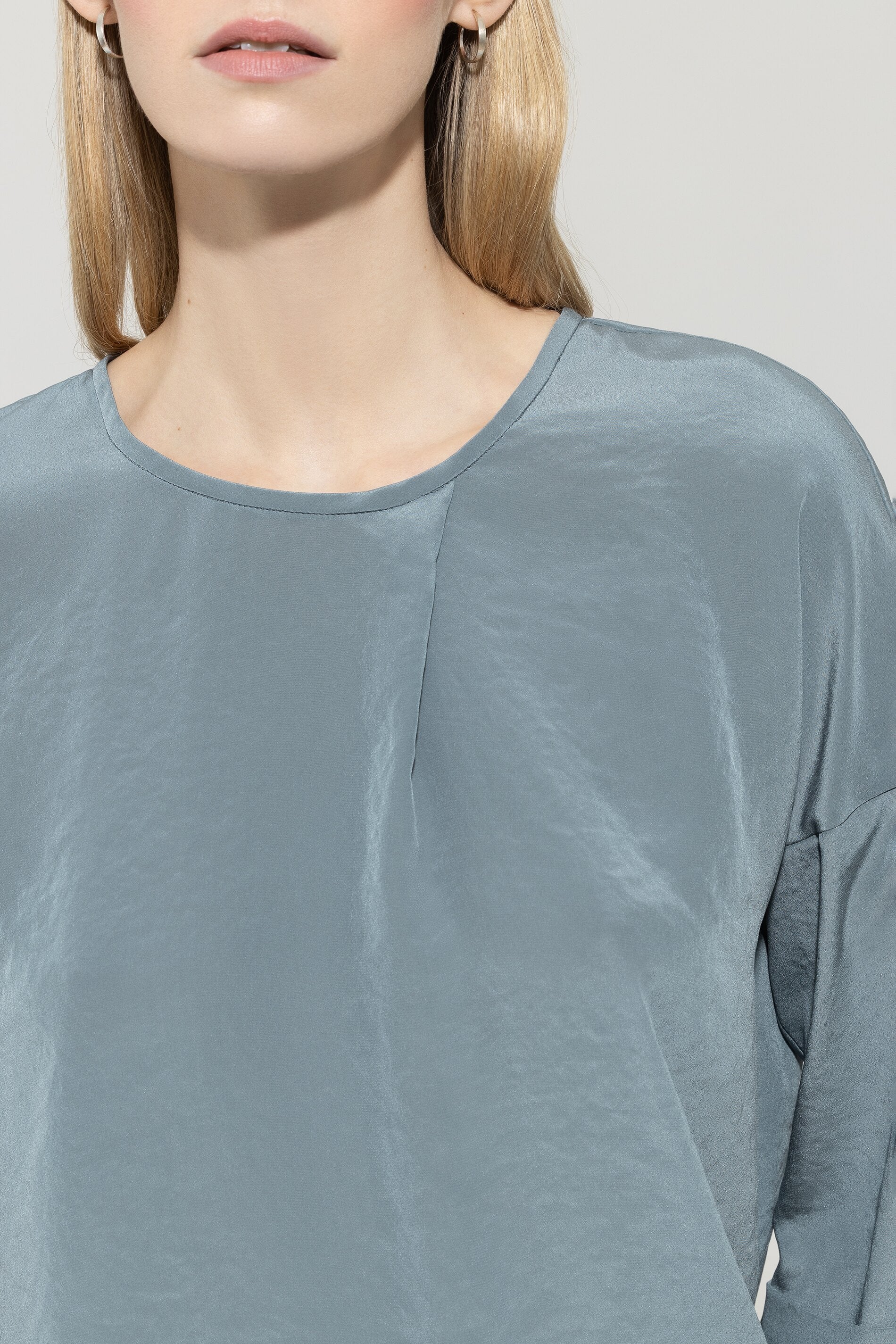 Fließendes Blusenshirt - greyish blue - Standard | Model Detail