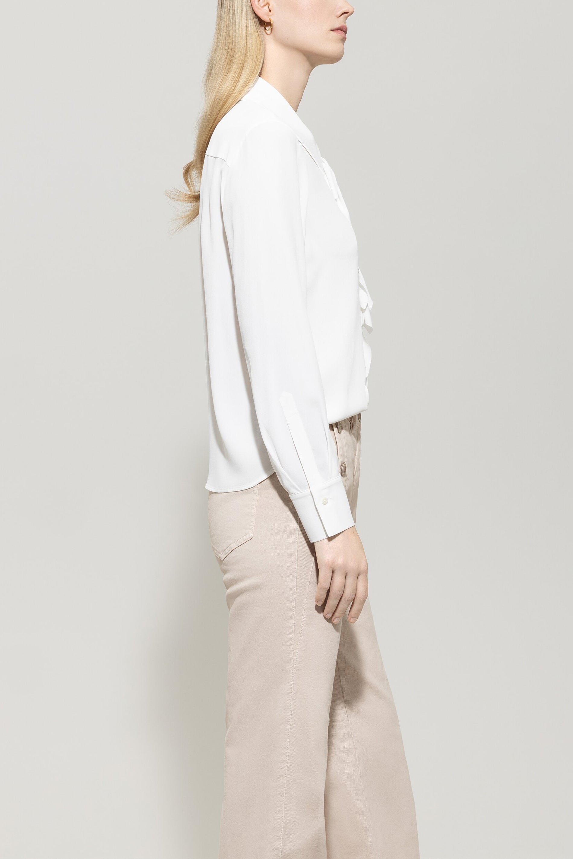 Rüschenbluse aus Seiden-Mix - off white - Standard | Model Seite