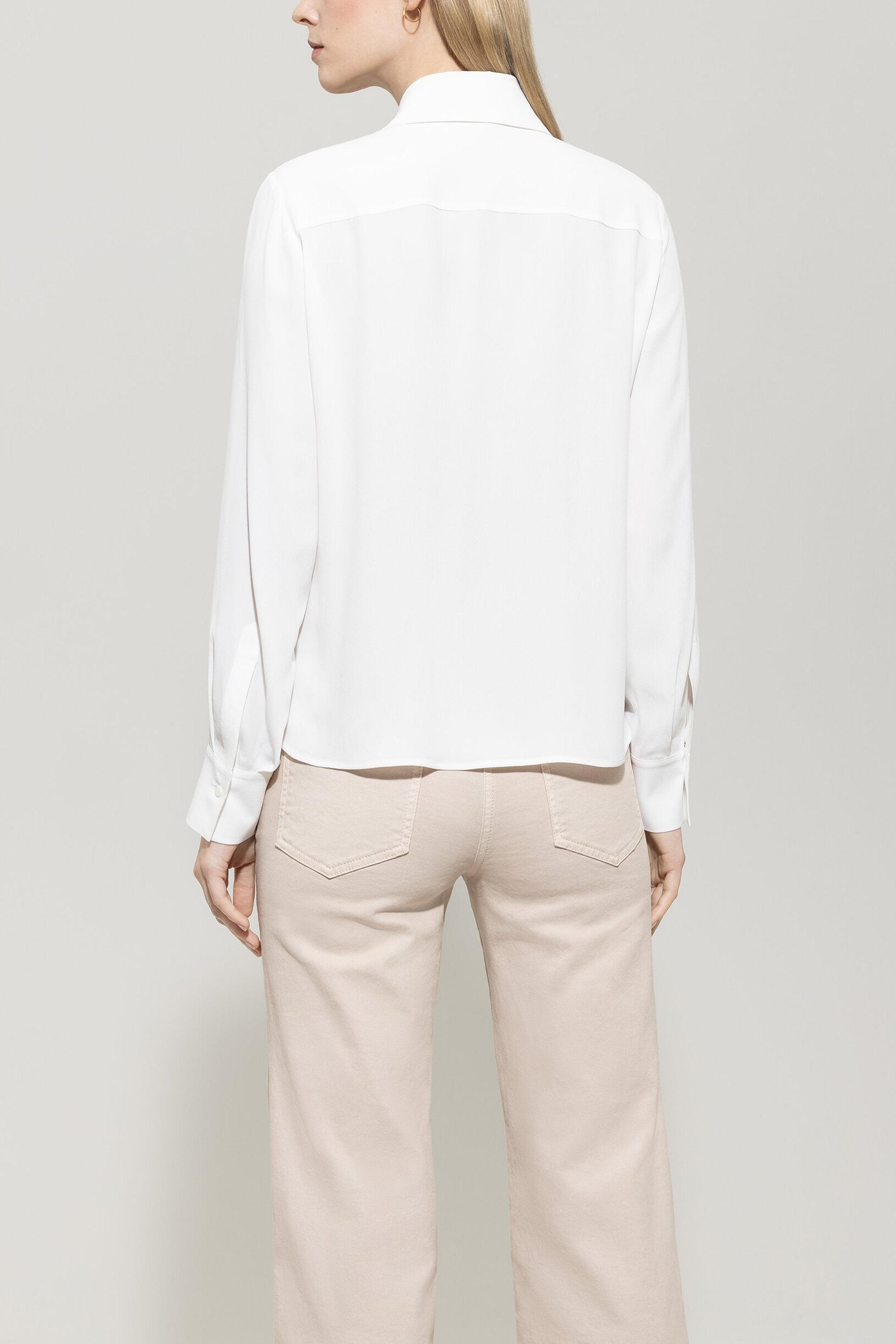 Rüschenbluse aus Seiden-Mix - off white - Standard | Model Rück