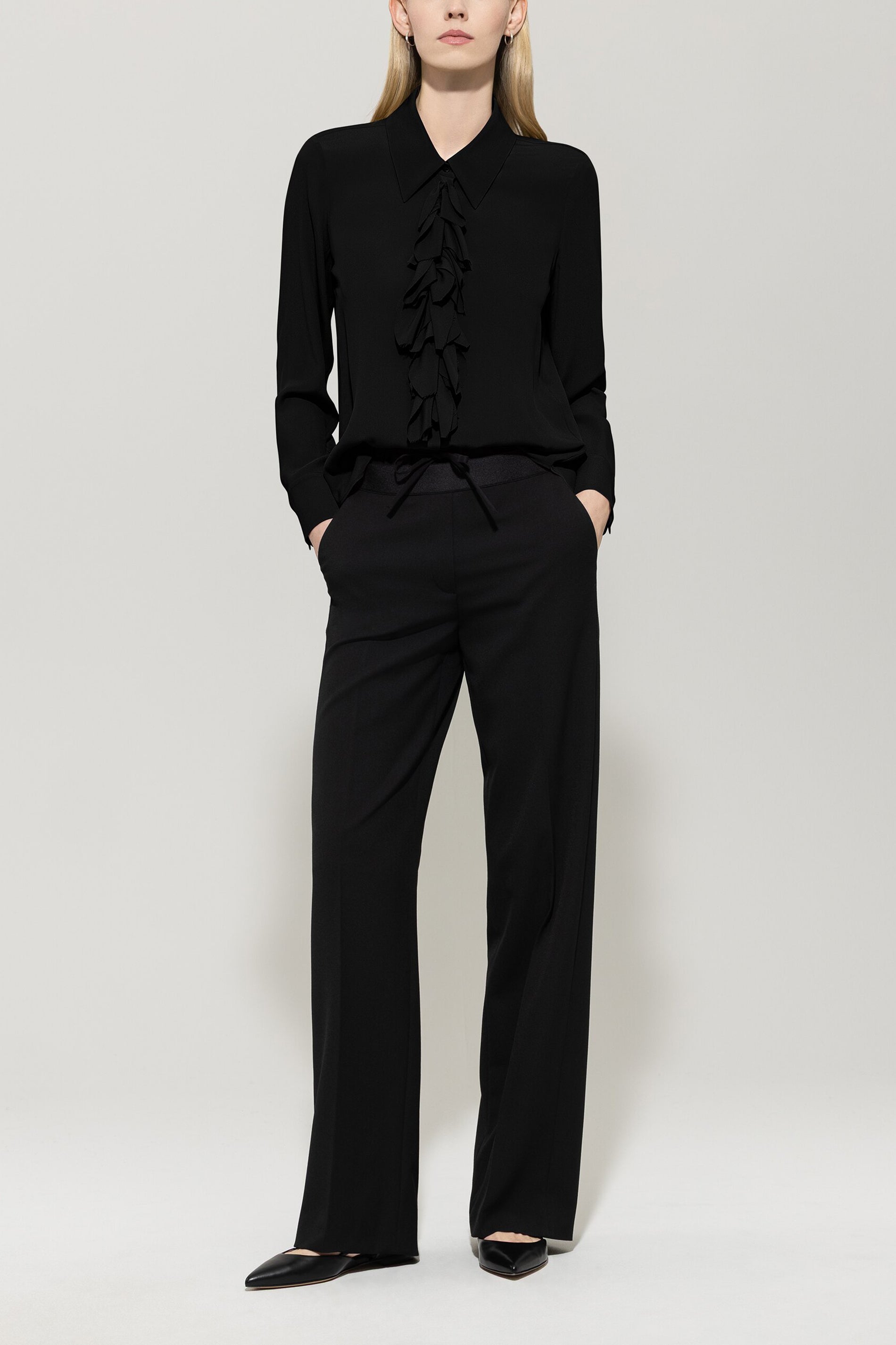 Rüschenbluse aus Seiden-Mix - deep black - Standard | Model Front