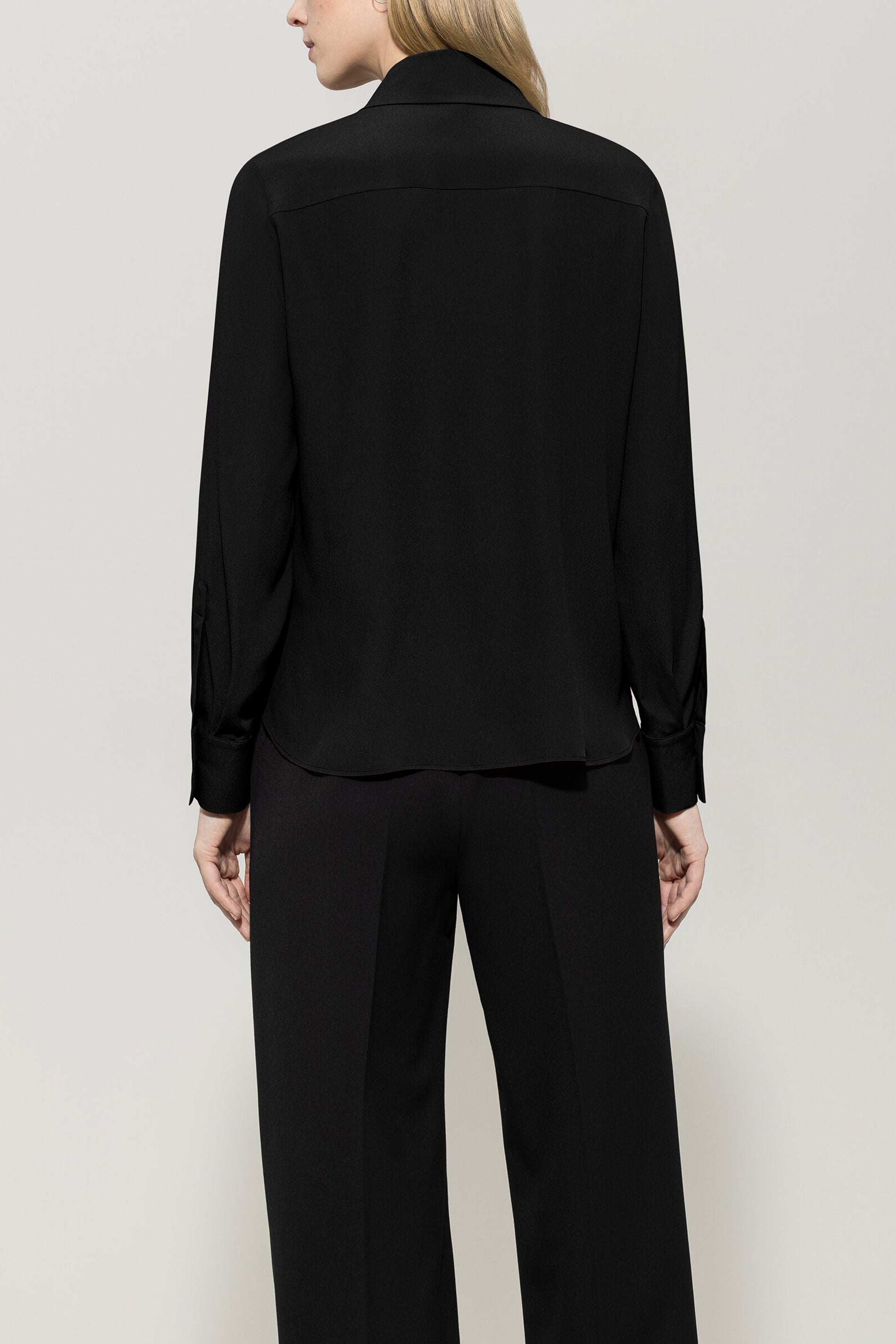 Rüschenbluse aus Seiden-Mix - deep black - Standard | Model Rück