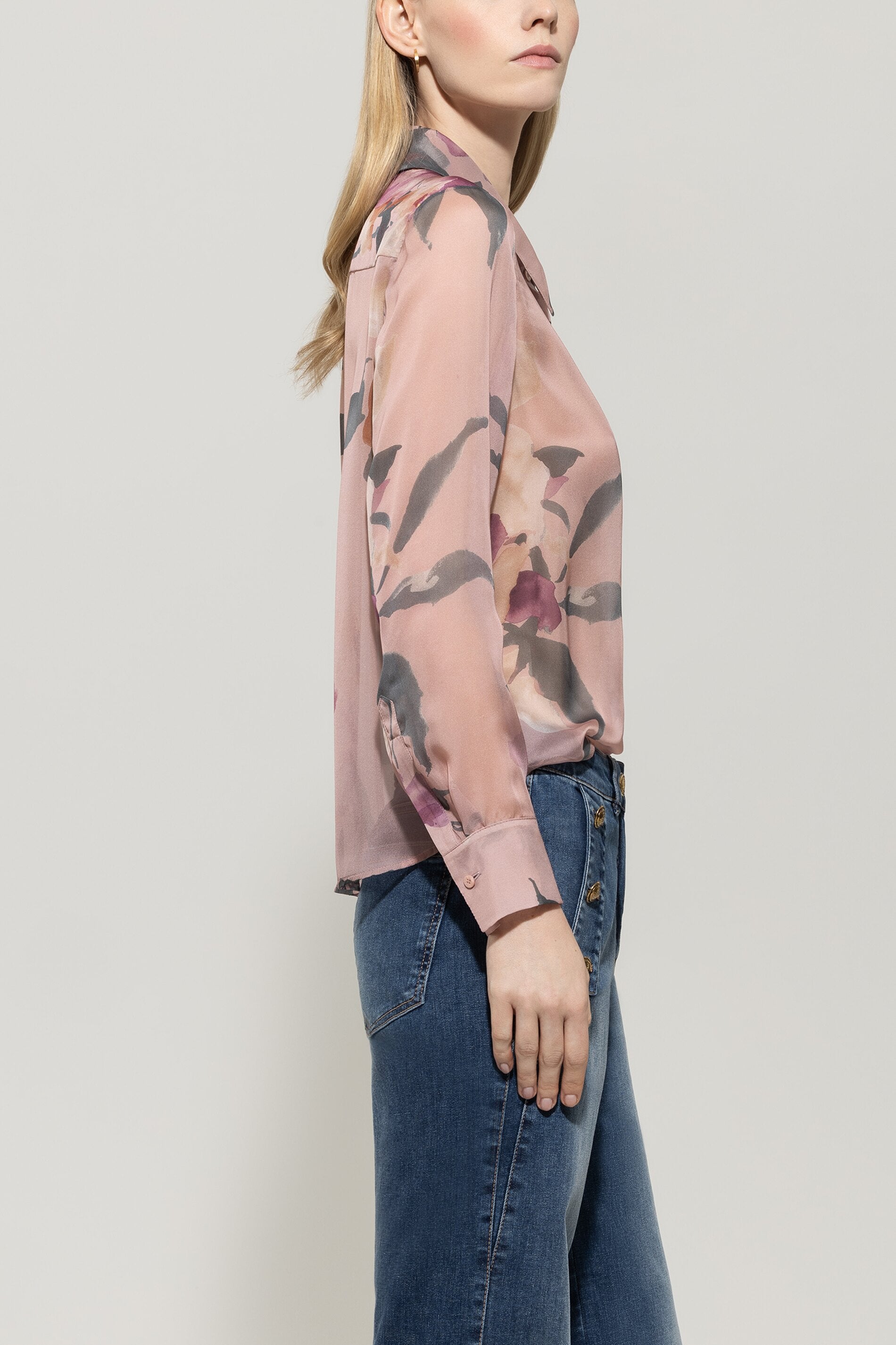 Seidenbluse mit Flower-Print - multi - Standard | Model Seite