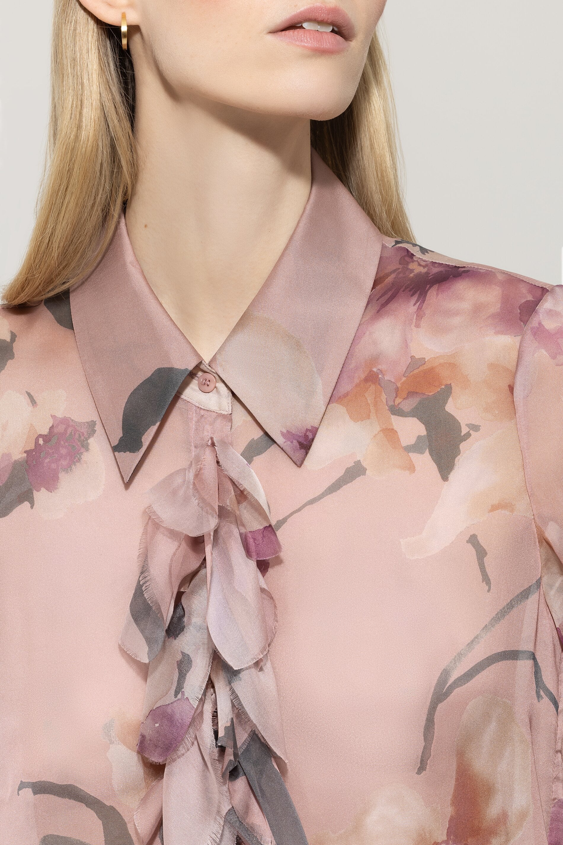 Seidenbluse mit Flower-Print - multi - mit Rüsche | Model Detail