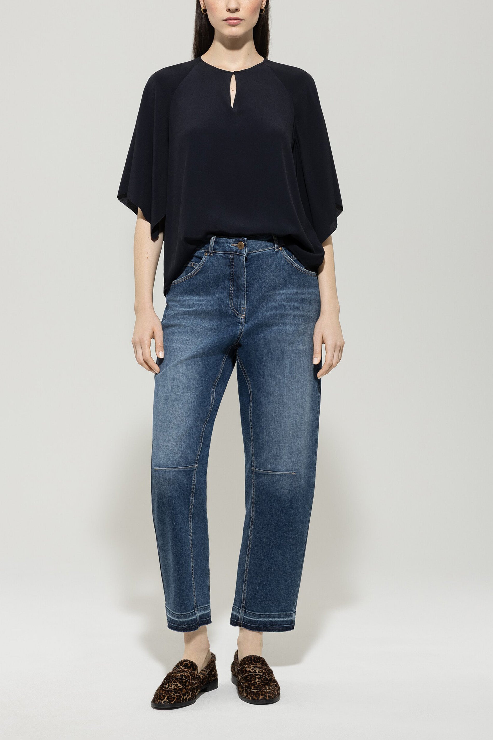 Tunikabluse aus Seiden-Mix - dark blue - Standard | Model Front