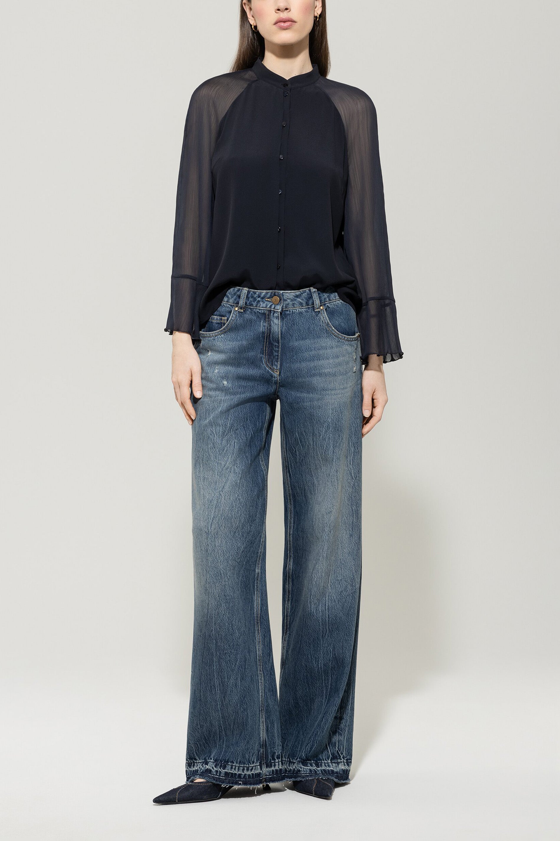 Weite Bluse aus Seiden-Mix - dark blue - Standard | Model Front