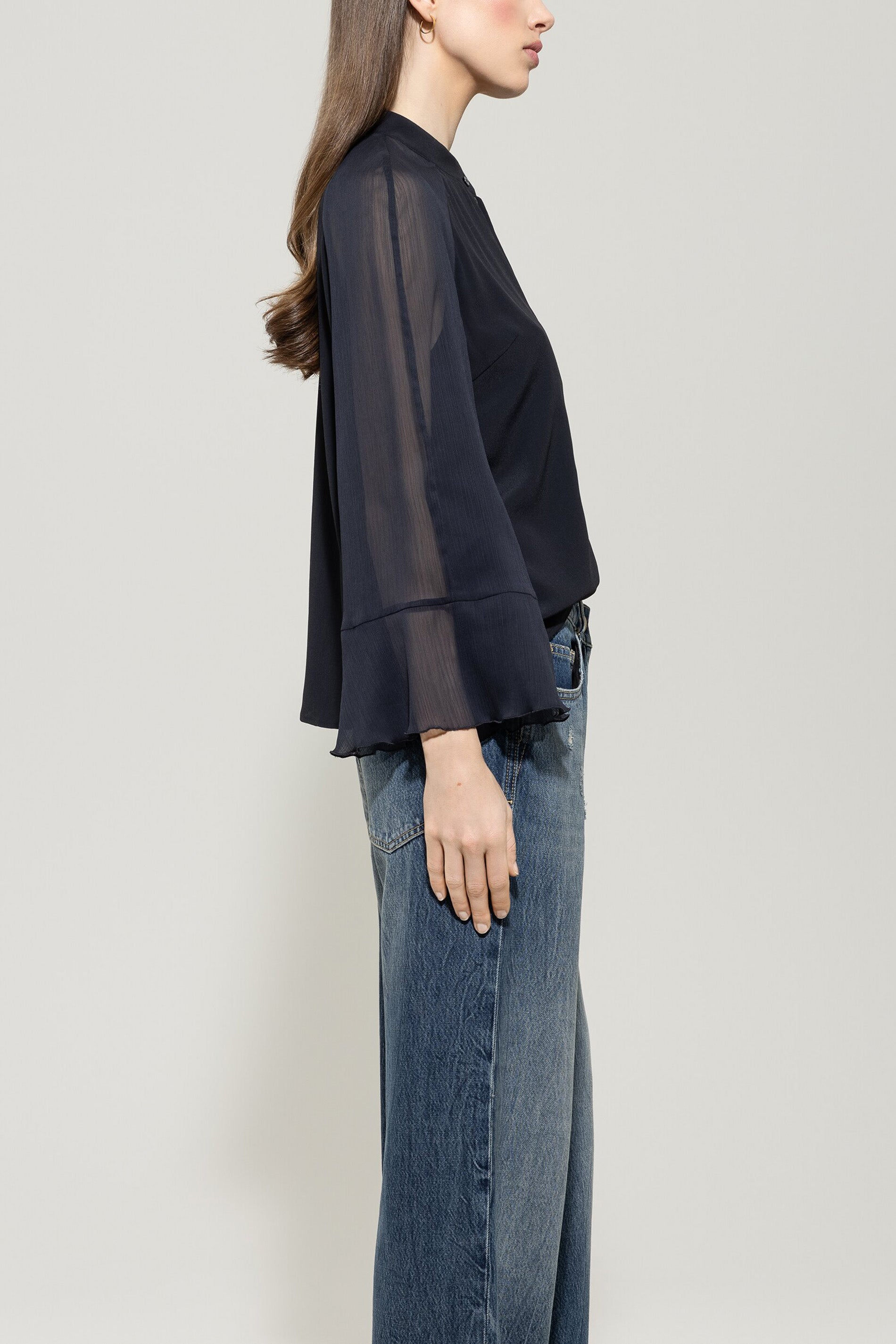 Weite Bluse aus Seiden-Mix - dark blue - Standard | Model Seite