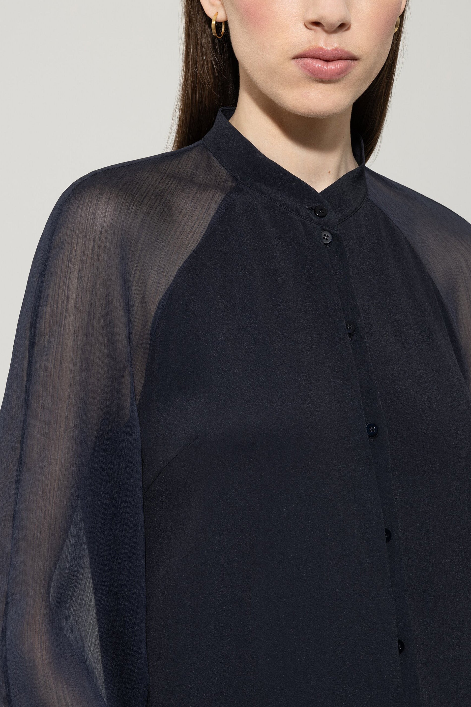 Weite Bluse aus Seiden-Mix - dark blue - Standard | Model Detail