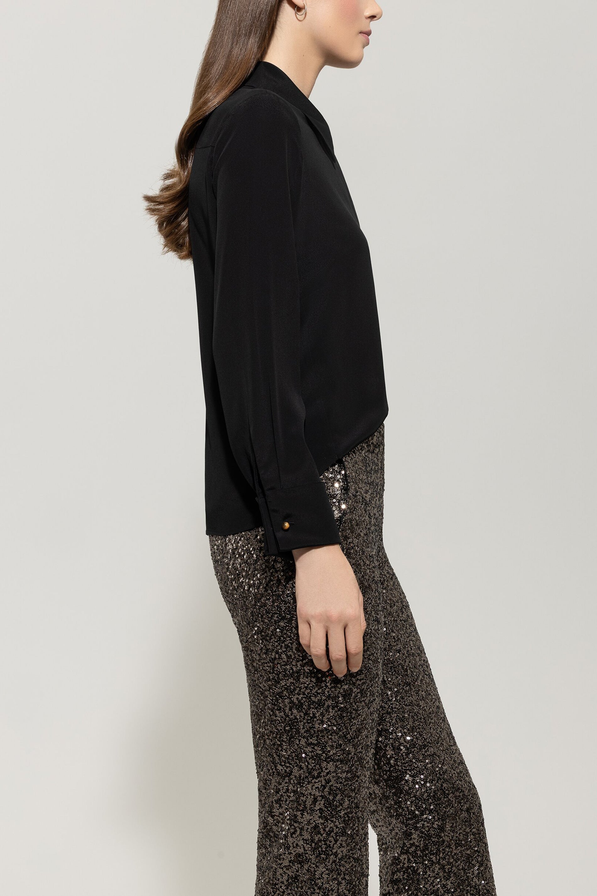 Hemdbluse aus Seiden-Mix - deep black - Standard | Model Seite