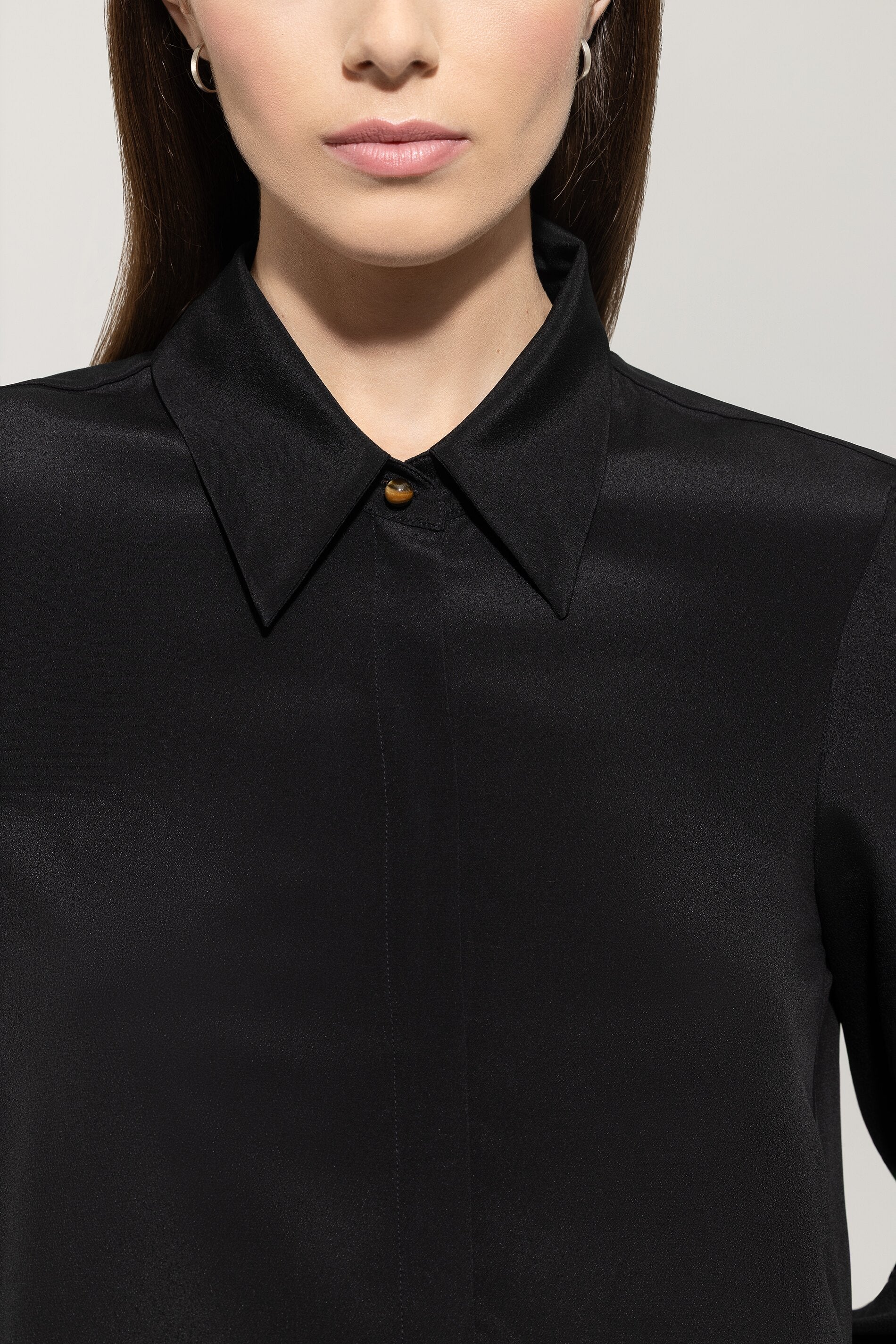 Hemdbluse aus Seiden-Mix - deep black - Standard | Model Detail