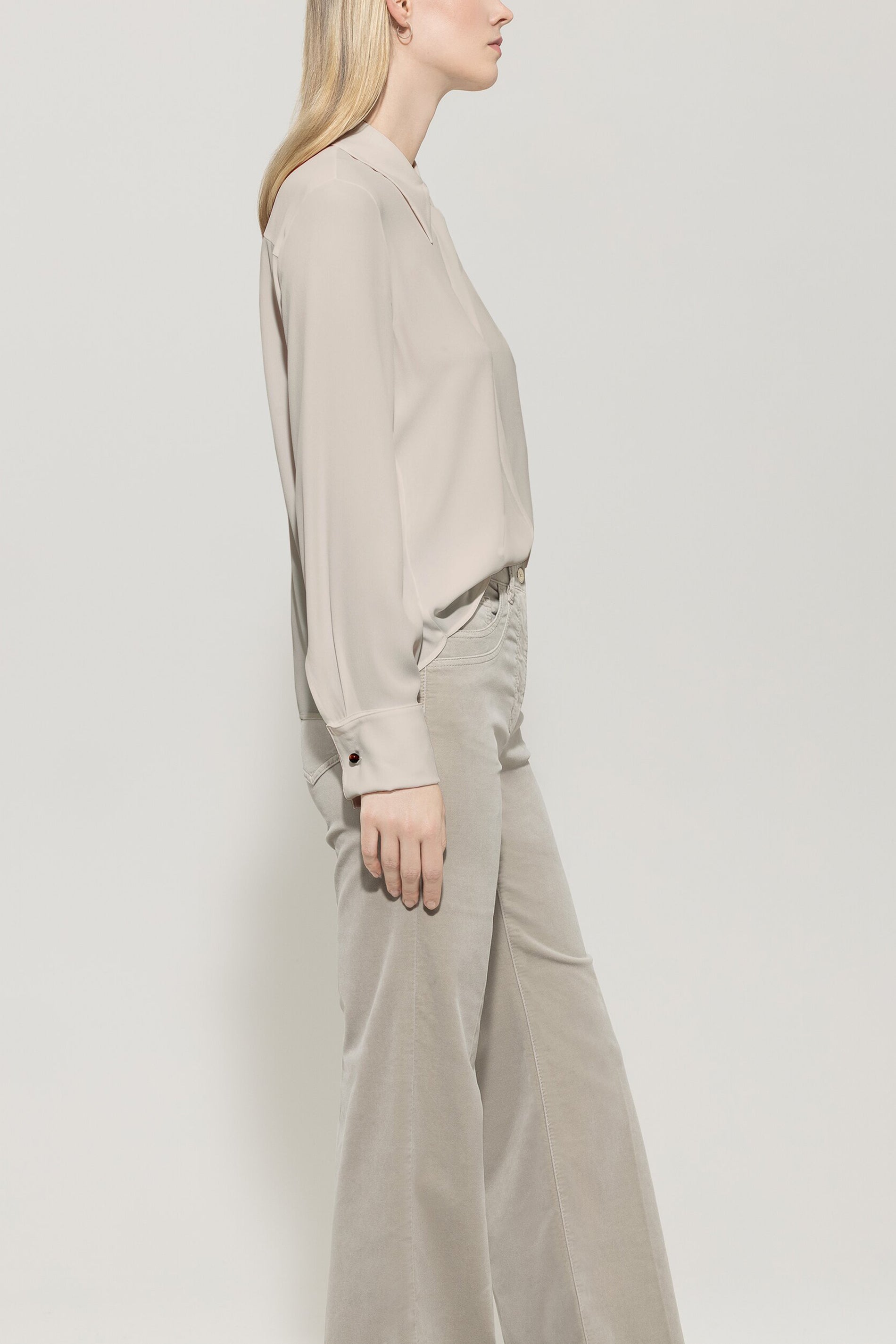 Hemdbluse aus Seiden-Mix - oyster - Standard | Model Seite