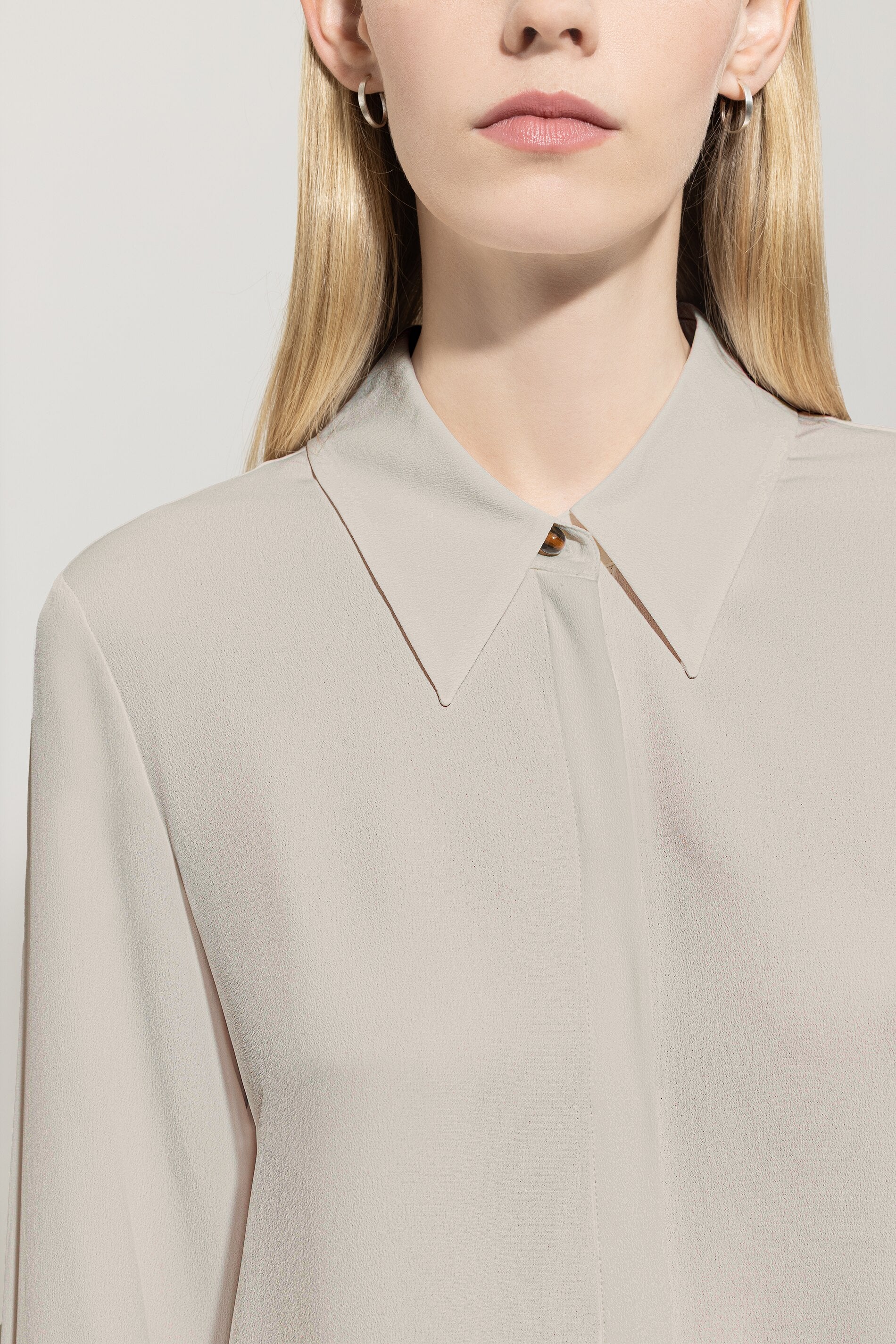 Hemdbluse aus Seiden-Mix - oyster - Standard | Model Detail